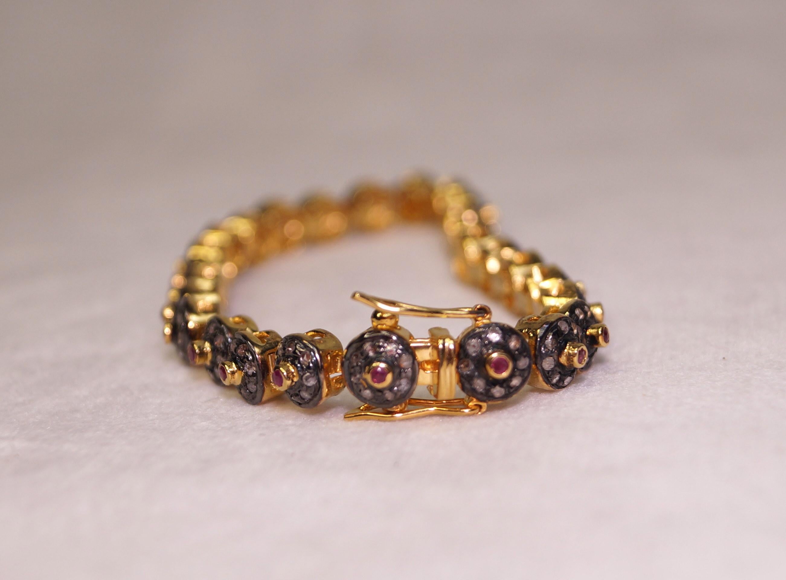 Bracelet en argent plaqué or jaune, rubis et diamants certifiés naturels de taille rose Unisexe en vente