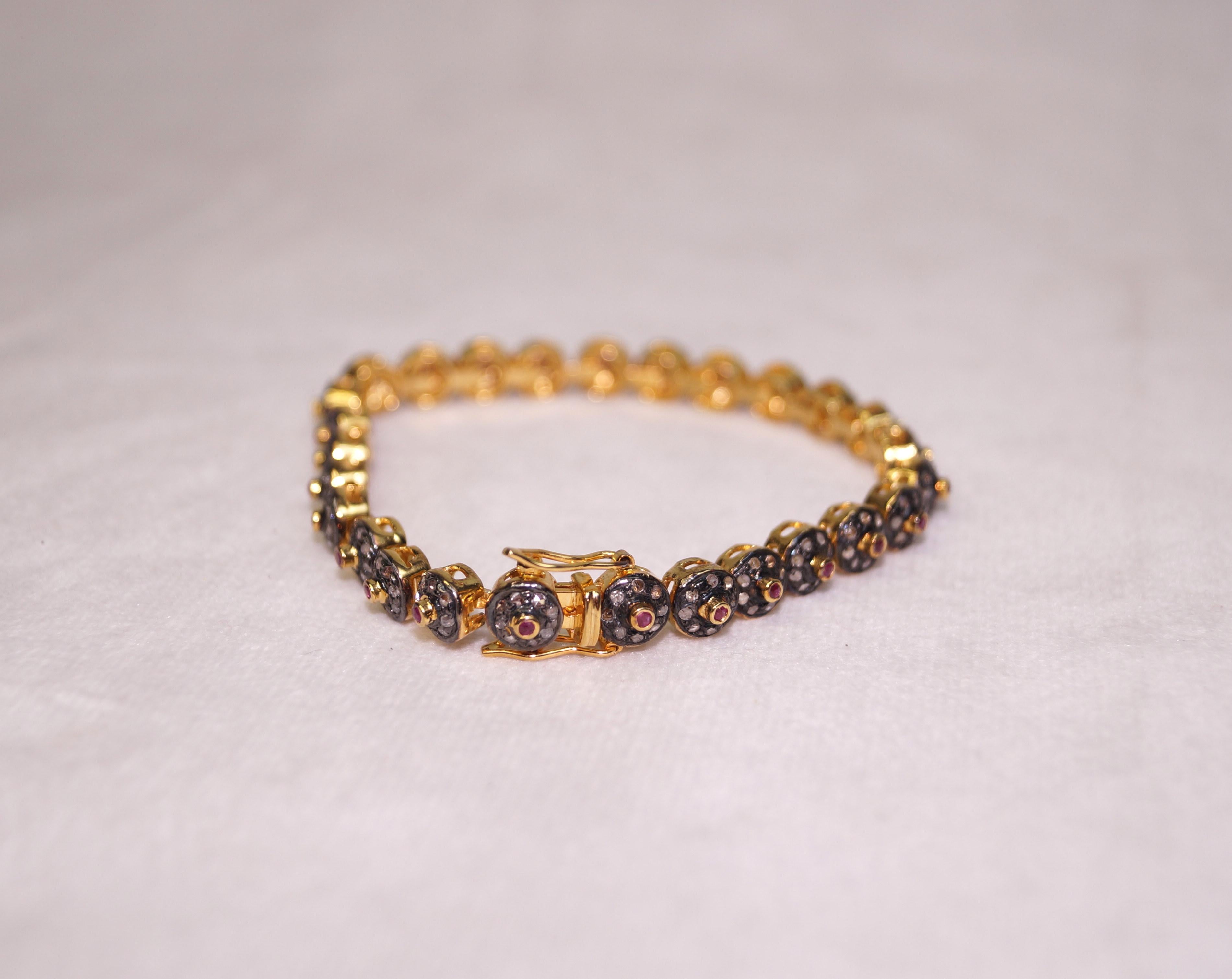 Bracelet en argent plaqué or jaune, rubis et diamants certifiés naturels de taille rose en vente 1