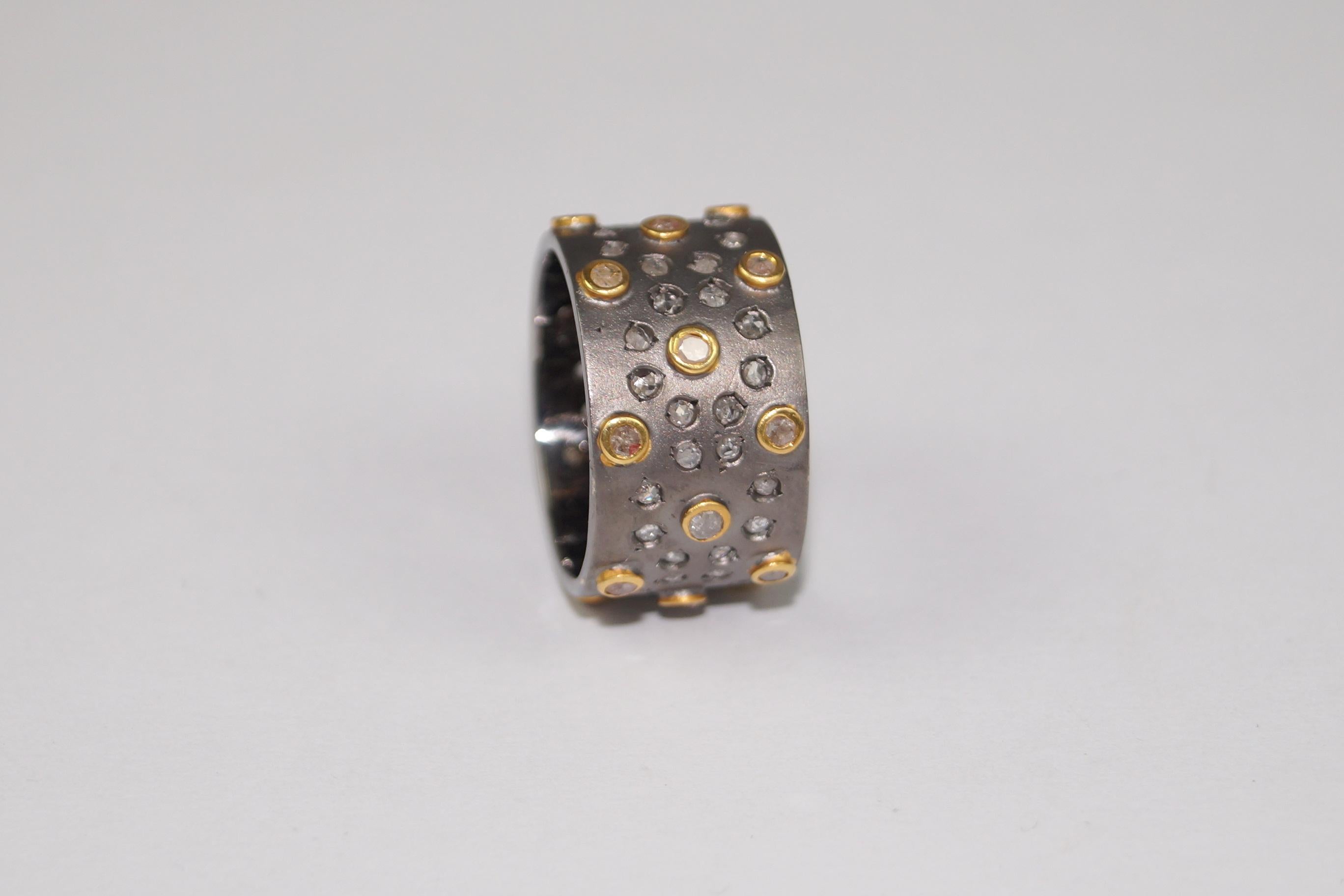 Questa bellissima fascia eternità con galassia è un anello in argento sterling in stile antico. Realizzato da raffinati artigiani, ha 2.10 carati di diamanti. L'anello ha diamanti naturali estratti dalla terra. L'anello si distingue per il suo look