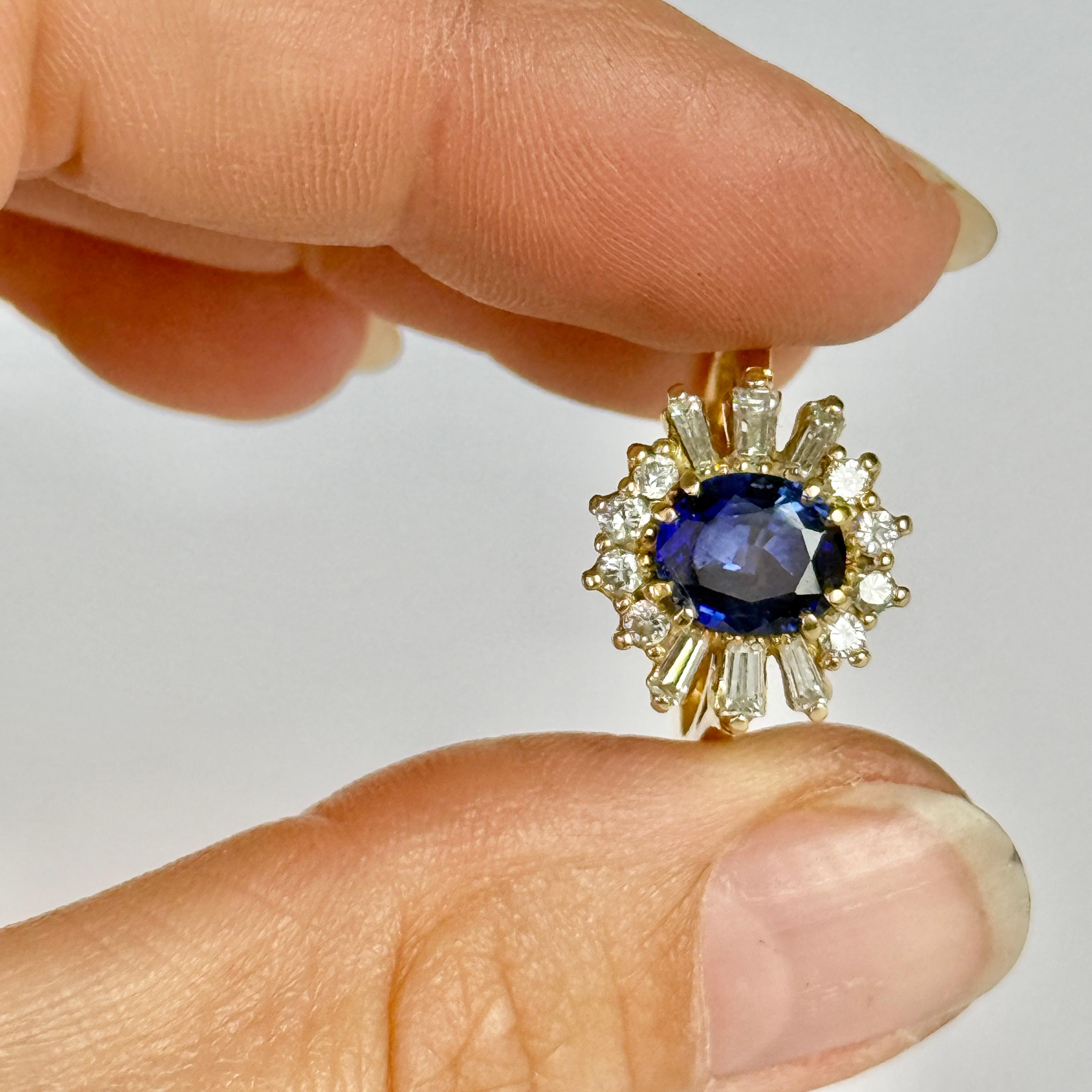 Lo zaffiro di questo anello è di un colore blu straordinario e misura circa 1,25 carati. È stata certificata ed è una pietra naturale. Intorno ad esso ci sono diamanti per un totale di circa 54pt. 

Misura dell'anello: L o 5 3/4 
Dimensioni della