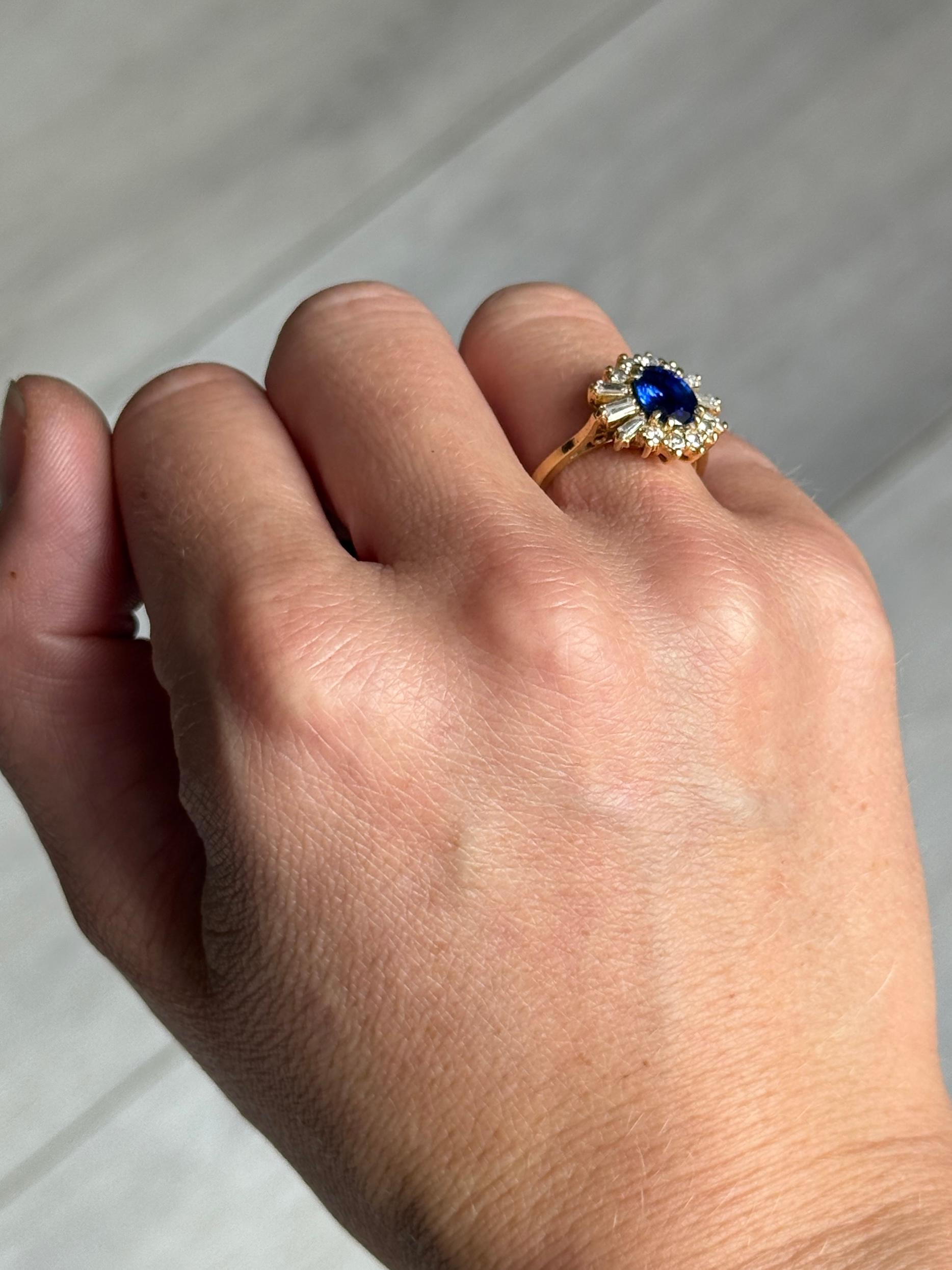 Taglio ovale Anello a grappolo con zaffiro naturale certificato e diamante in oro 18 carati in vendita