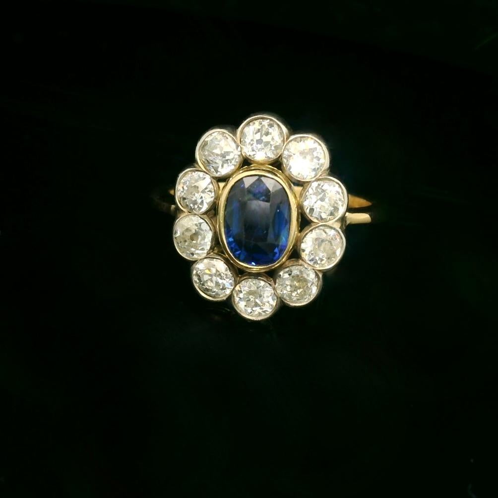 Ring mit Saphiren und Diamanten um 1900-1910. 

Bicolore Gold 18 Karat Ring mit einem Zentrum natürlichen nicht erhitzt Kissen kambodschanischen Saphir von ca. 1,41 Karat (zertifiziert, ALGT Labor) und 10 alten europäischen Diamanten für insgesamt