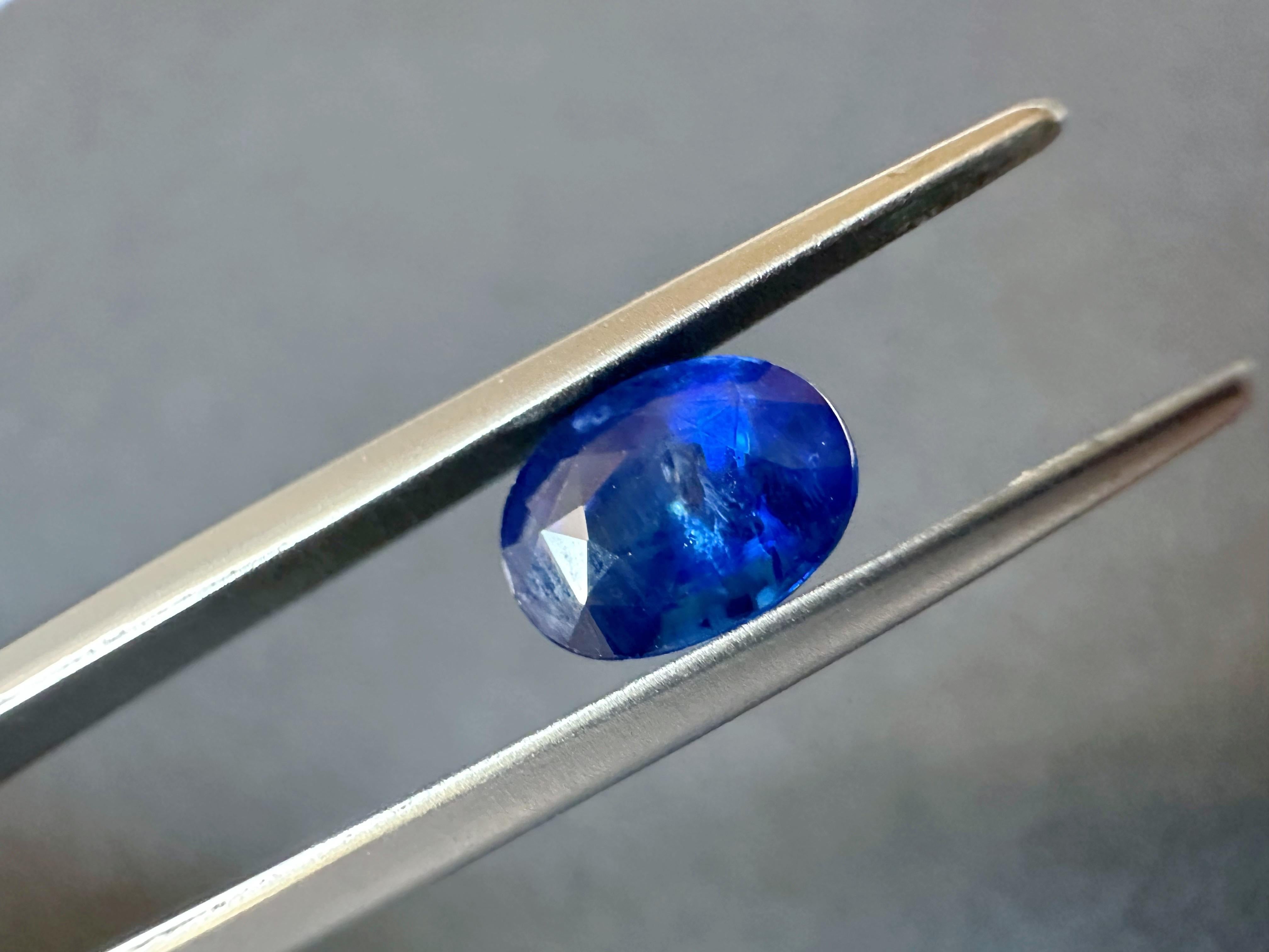 Taille ovale Saphir bleu royal du Sri Lanka certifié naturel, pierre en vrac pour bague ou bijou en vente