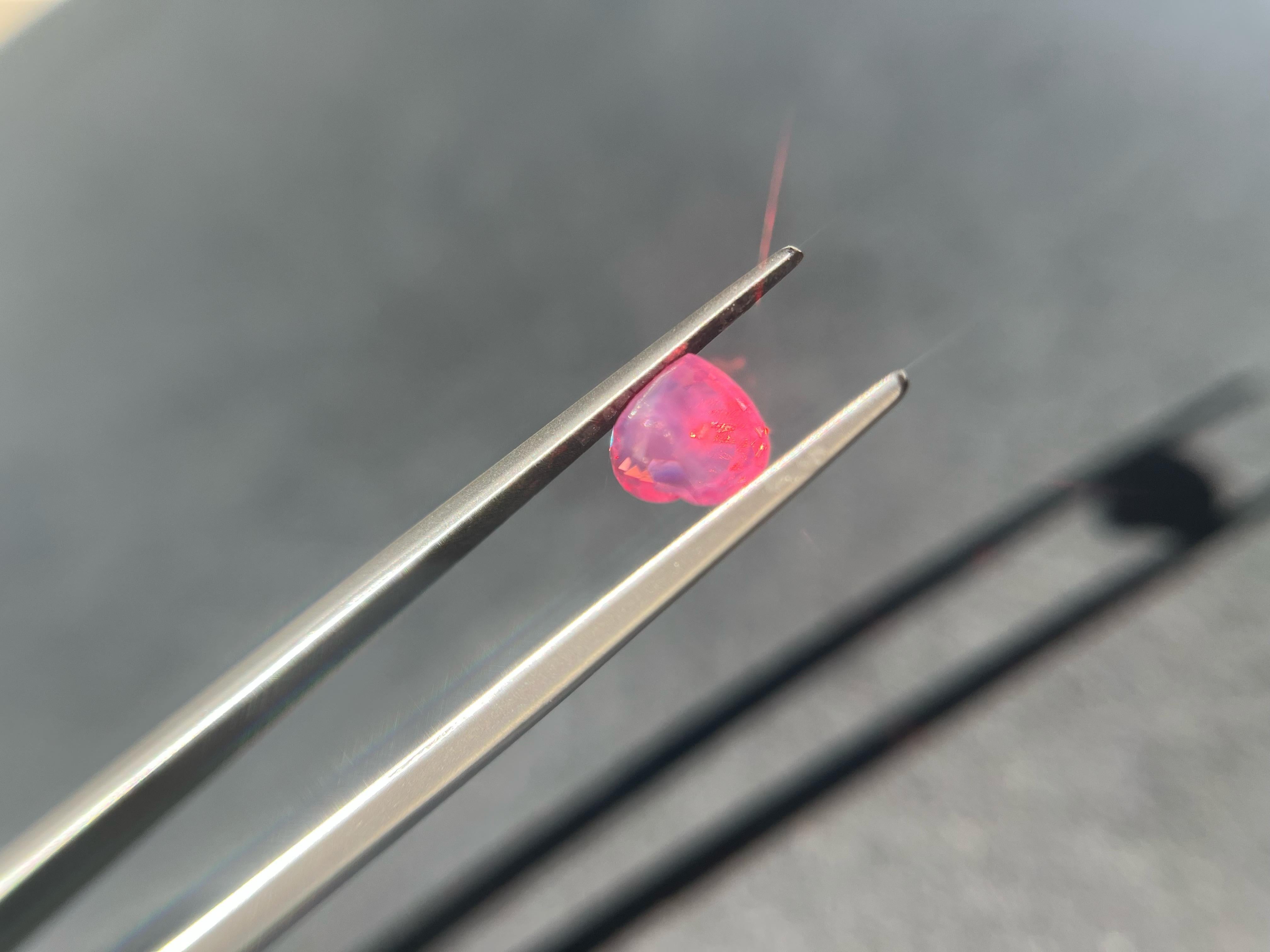Gemme naturali certificate della Tanzania di colore rosa neon Mahenge Spinel a forma di cuore, sciolte. in vendita 4