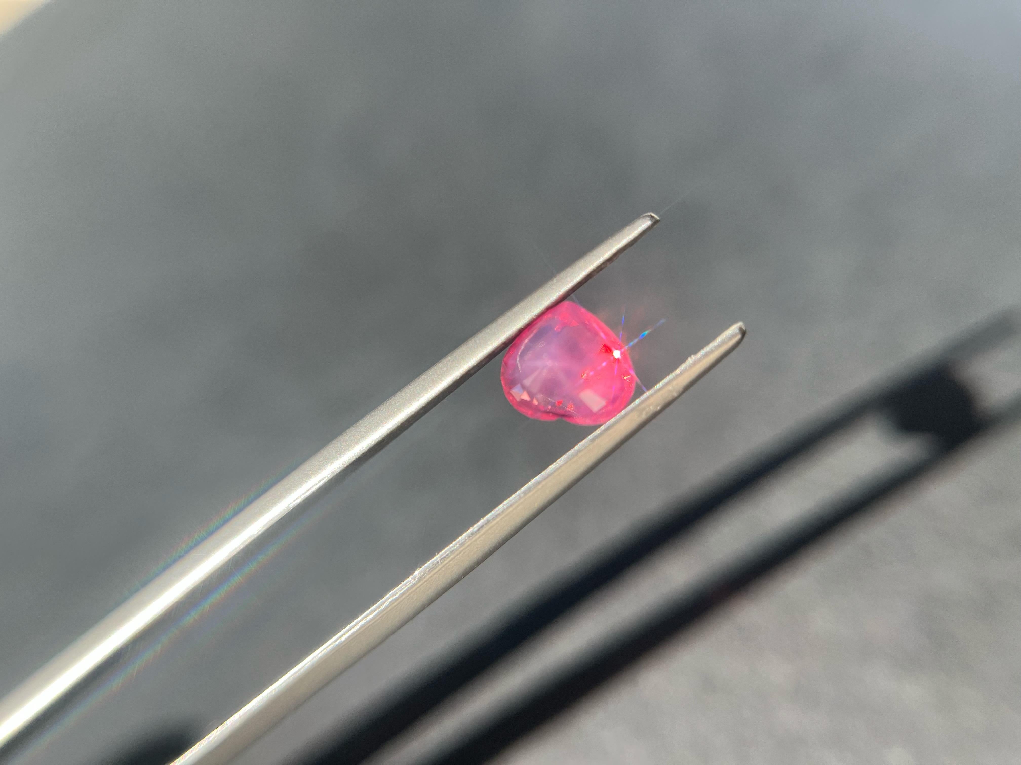 Gemme naturali certificate della Tanzania di colore rosa neon Mahenge Spinel a forma di cuore, sciolte. in vendita 5