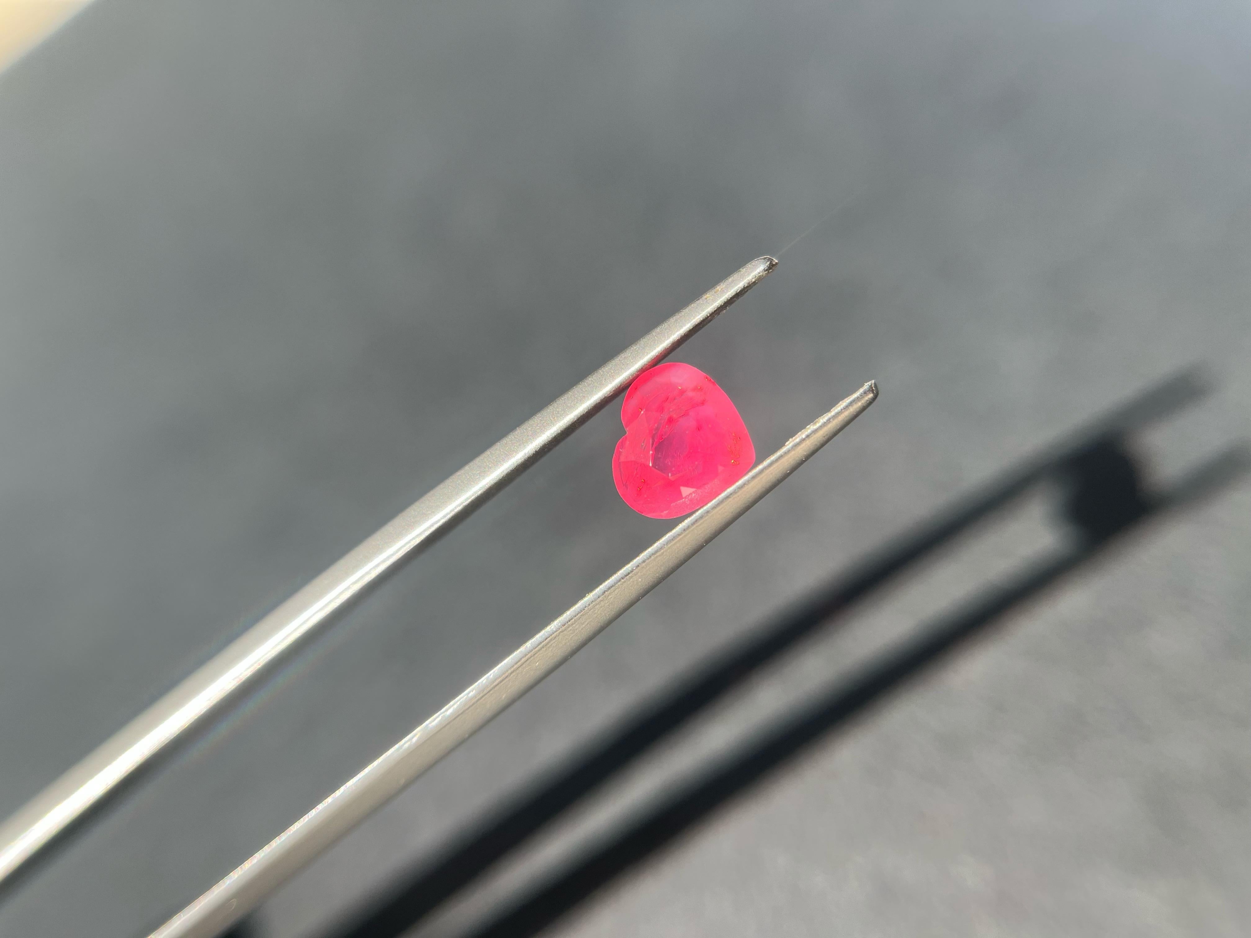 Ti presentiamo il nostro squisito spinello Mahenge, che mostra una vibrante tonalità rosa neon che irradia raffinatezza ed eleganza. Questa gemma è una vera meraviglia della natura, che cattura lo sguardo con il suo colore audace e