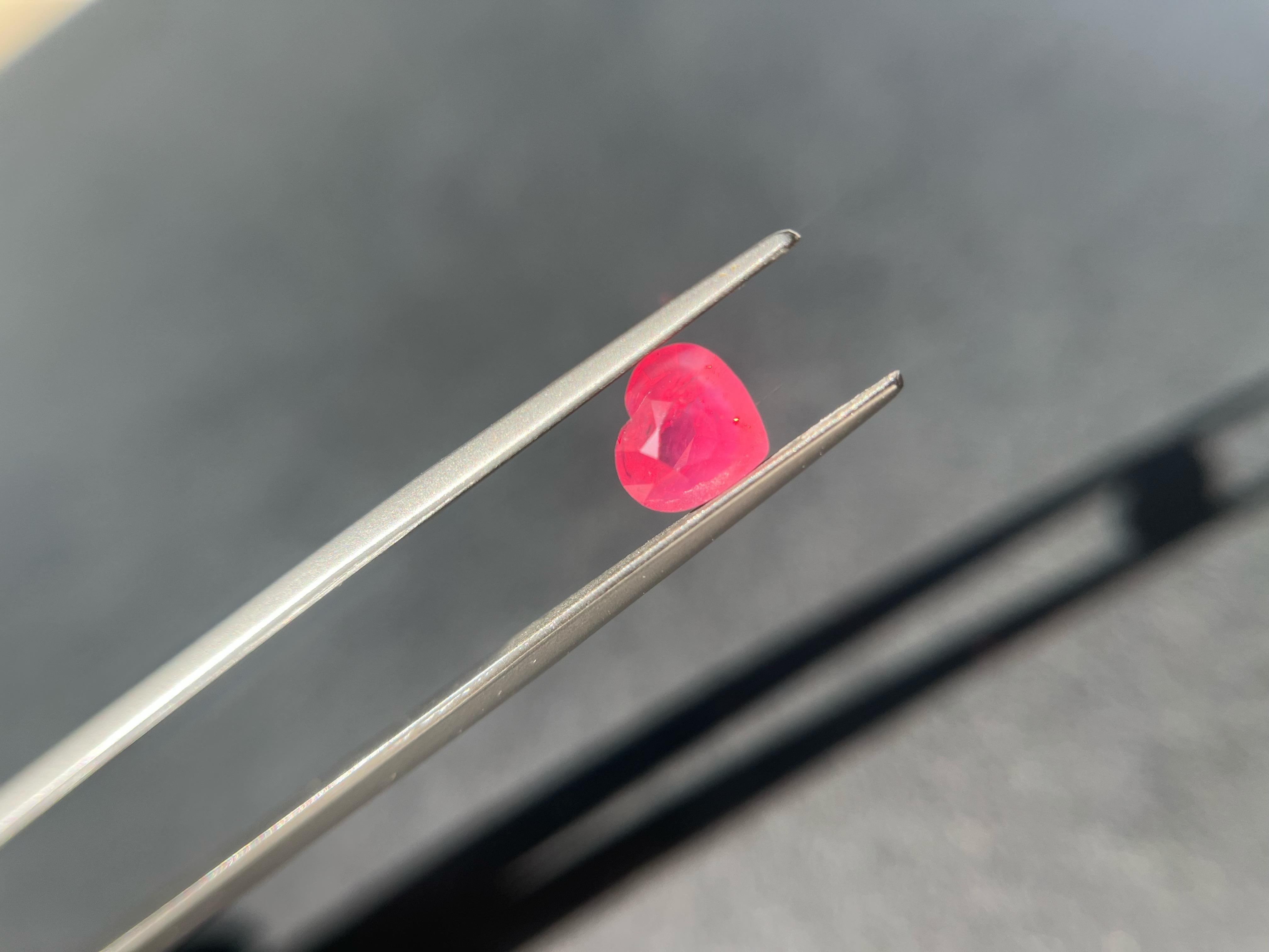 Artigiano Gemme naturali certificate della Tanzania di colore rosa neon Mahenge Spinel a forma di cuore, sciolte. in vendita