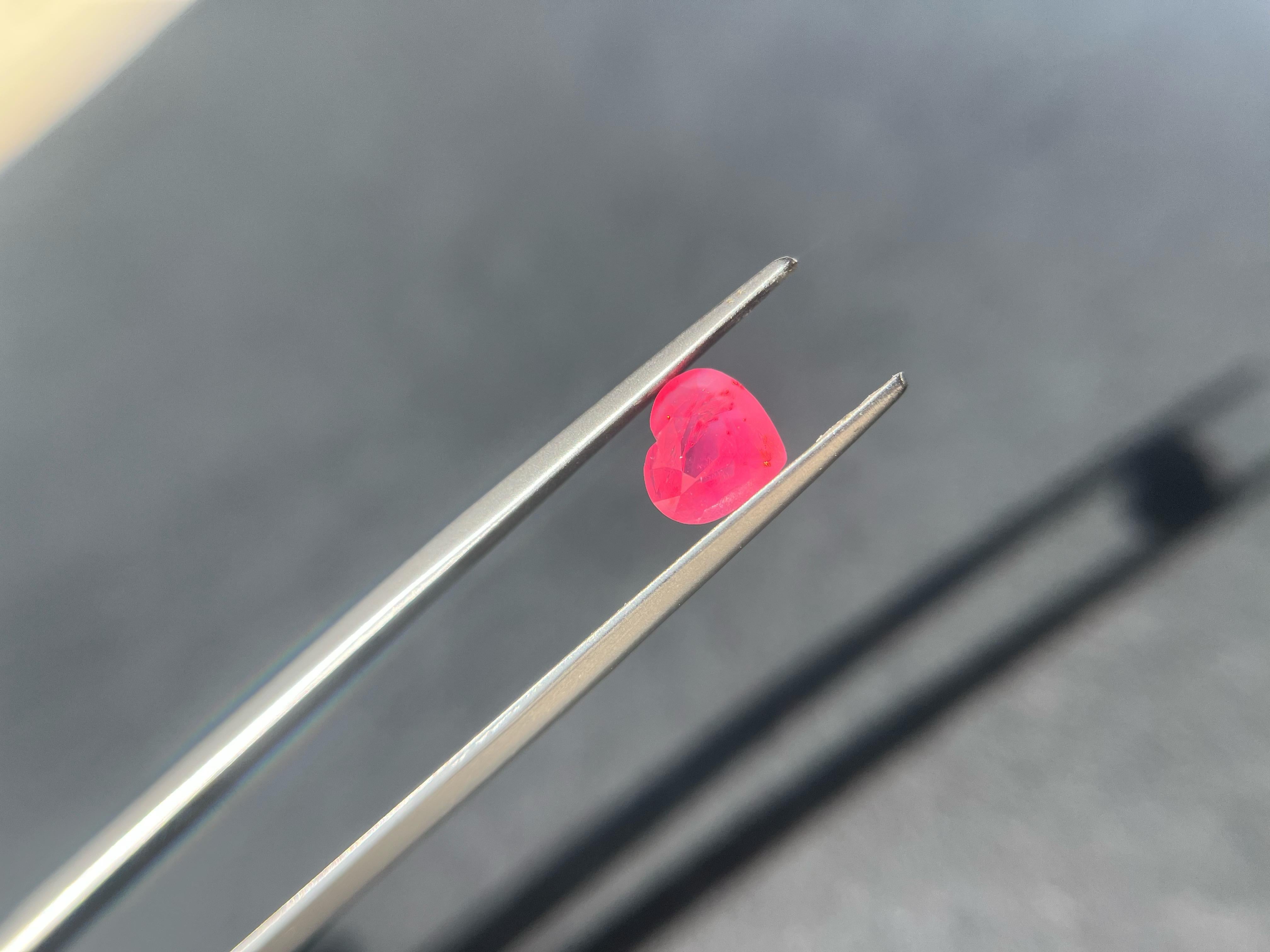 Gemme naturali certificate della Tanzania di colore rosa neon Mahenge Spinel a forma di cuore, sciolte. In condizioni Nuovo in vendita a Kowloon, HK