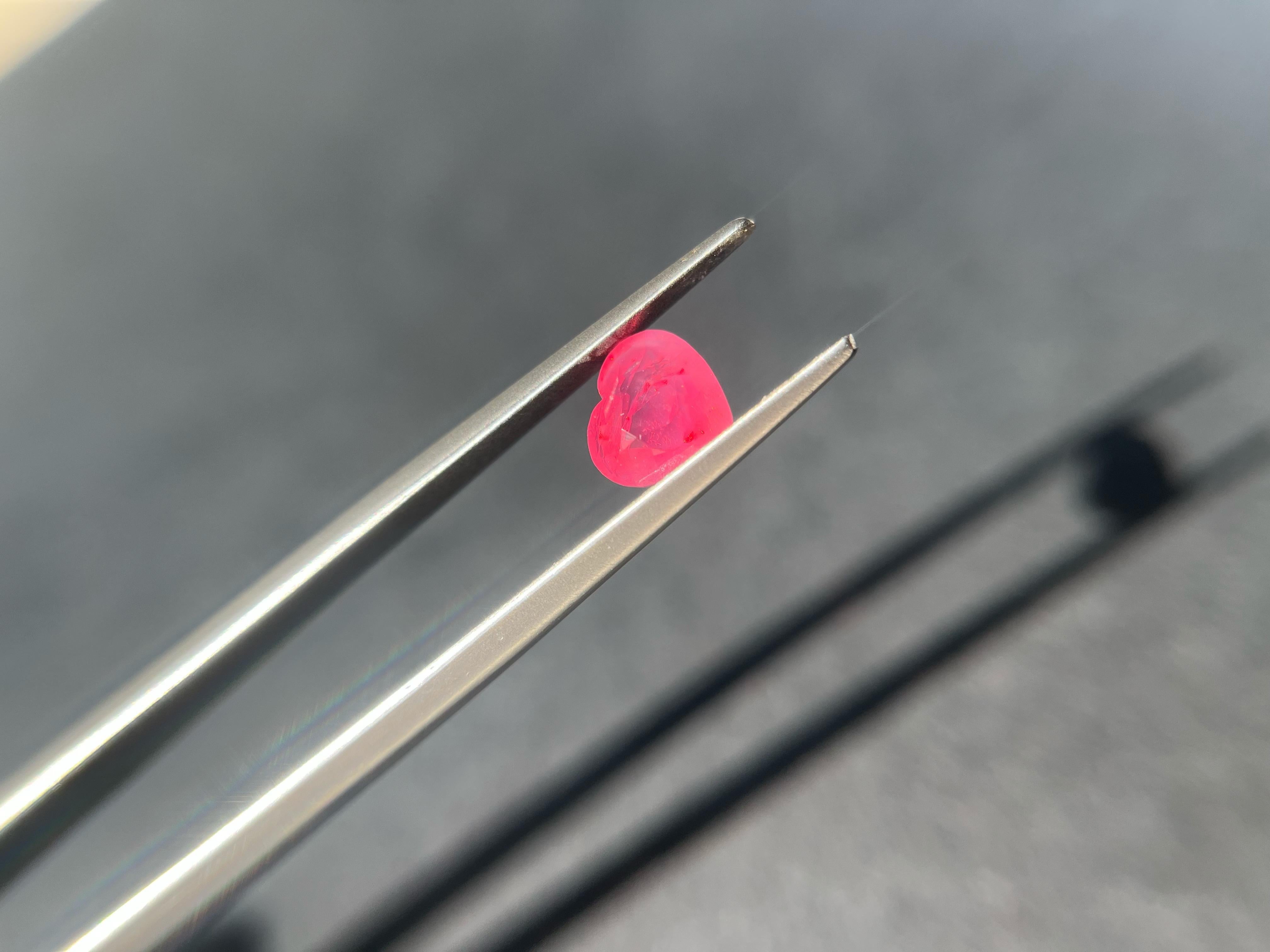 da uomo o donna Gemme naturali certificate della Tanzania di colore rosa neon Mahenge Spinel a forma di cuore, sciolte. in vendita