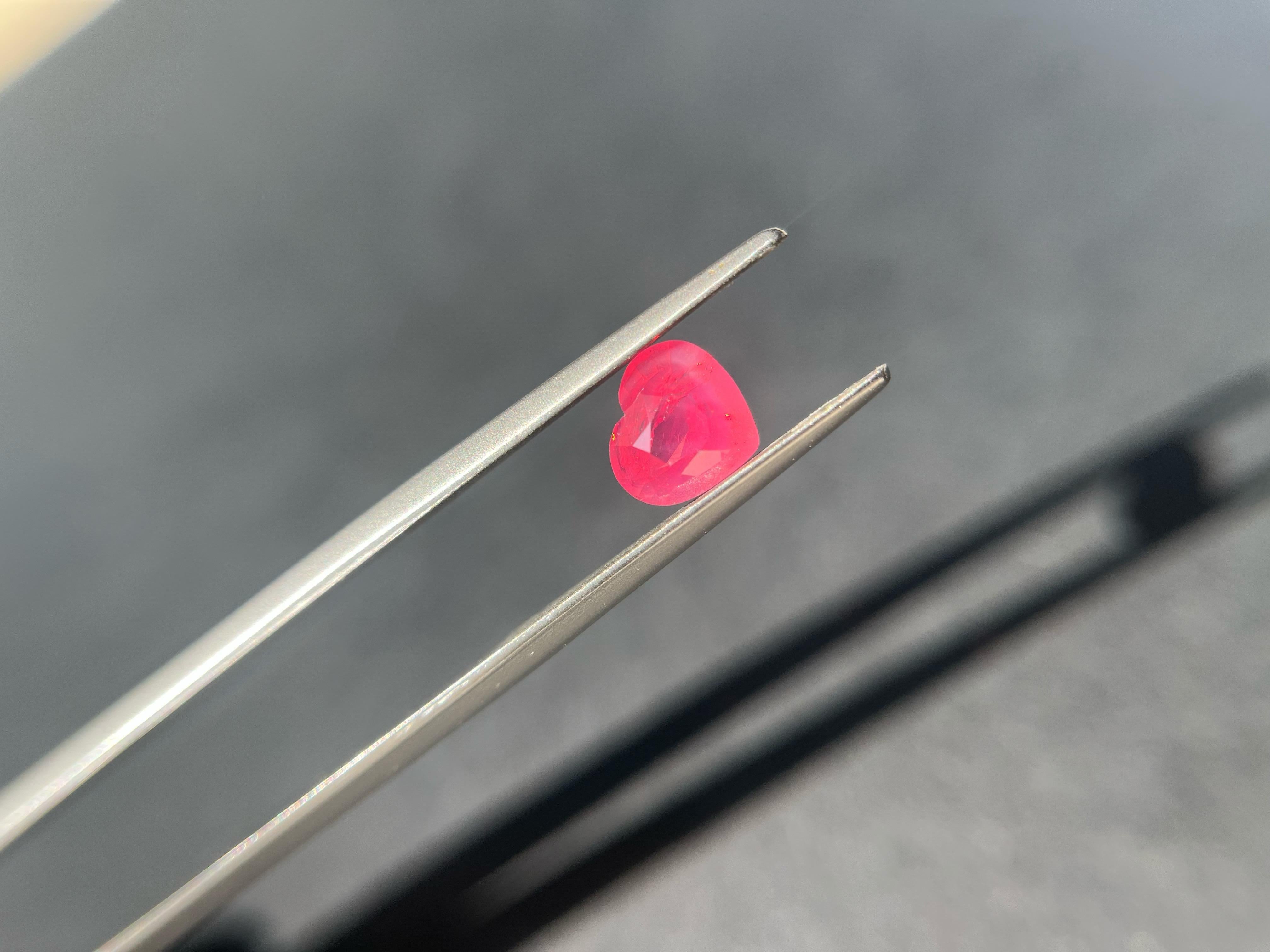 Gemme naturali certificate della Tanzania di colore rosa neon Mahenge Spinel a forma di cuore, sciolte. in vendita 1