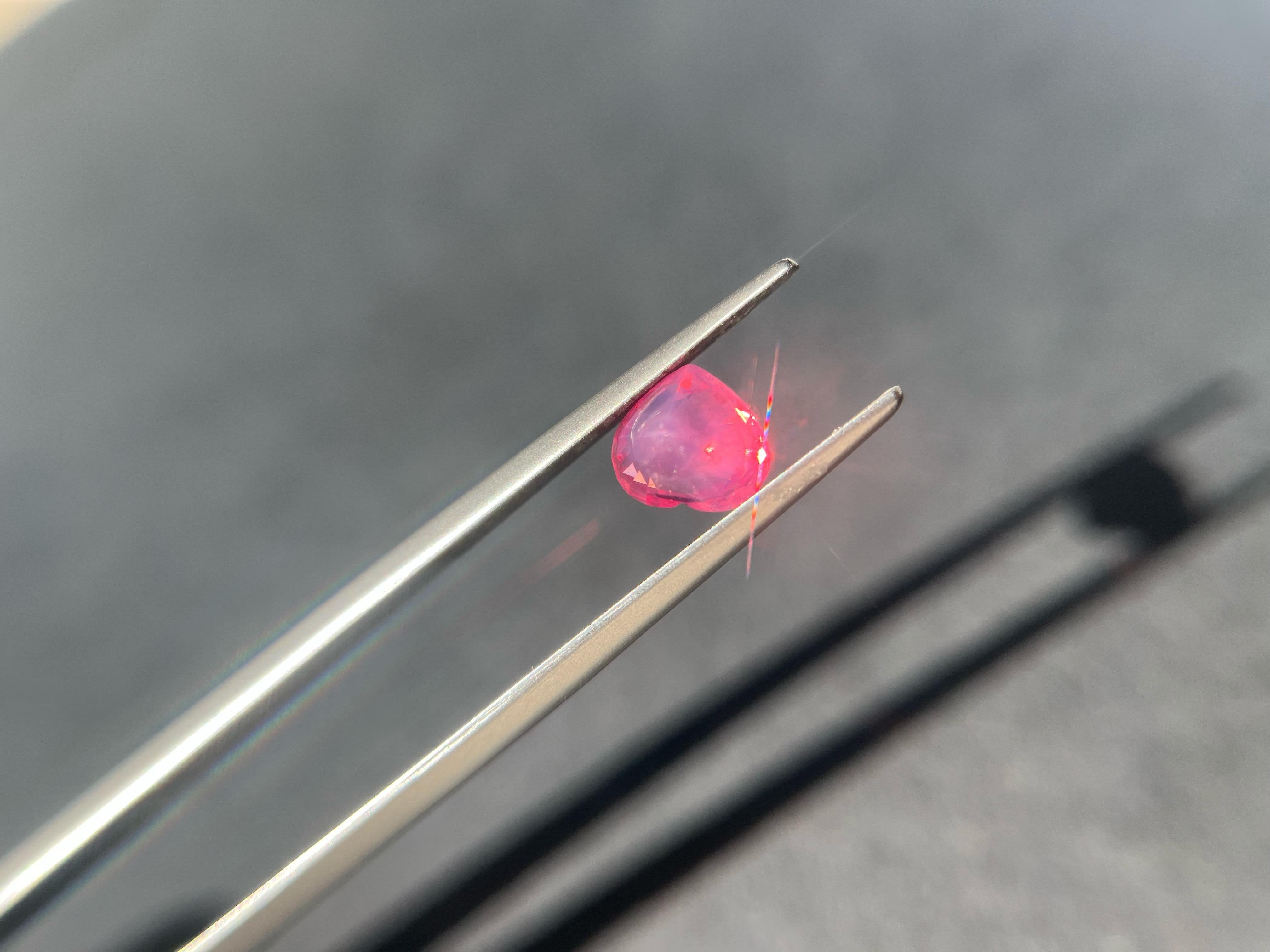 Gemme naturali certificate della Tanzania di colore rosa neon Mahenge Spinel a forma di cuore, sciolte. in vendita 3