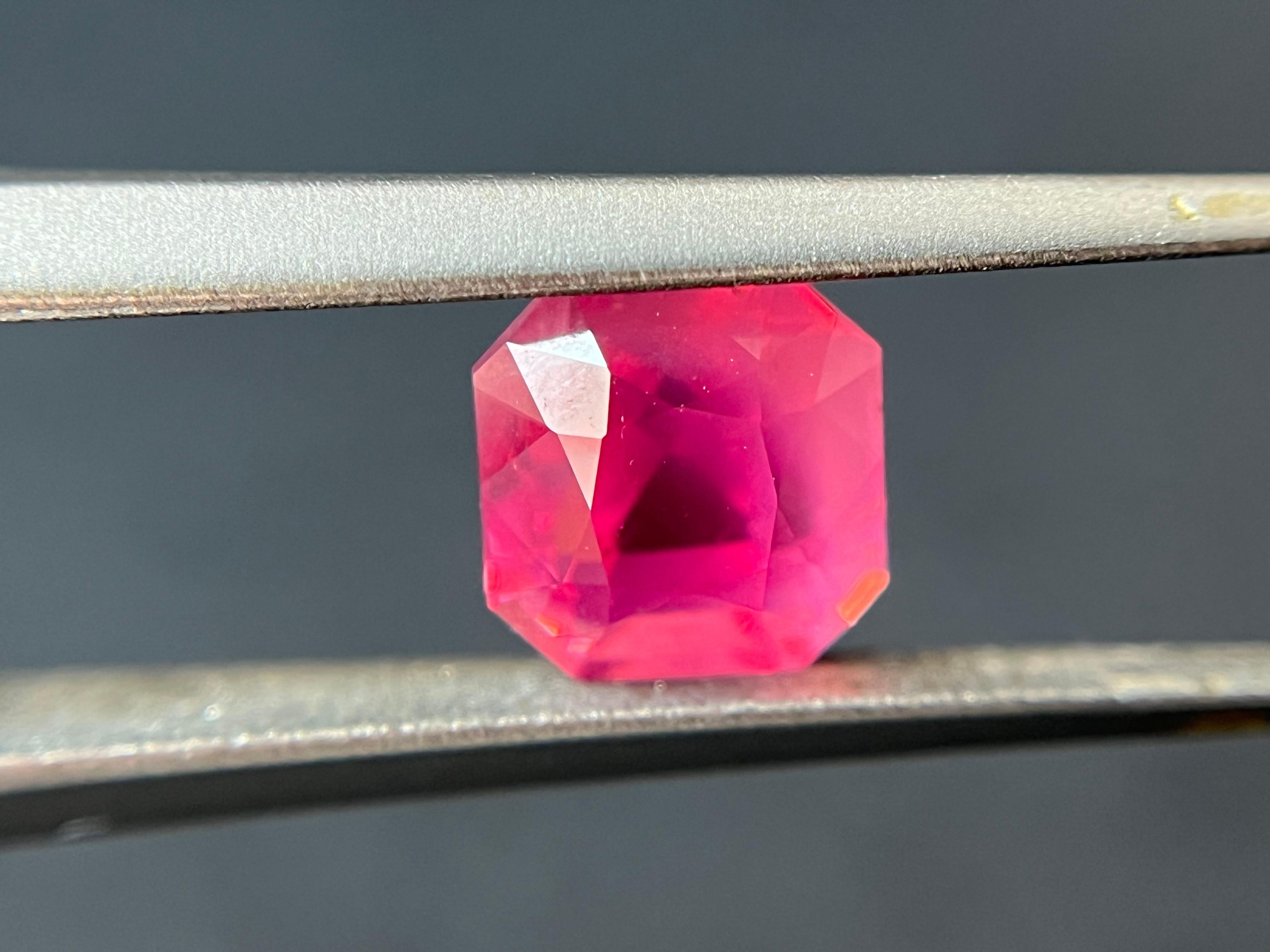 Ti presentiamo il nostro eccezionale spinello Mahenge con un corpo setoso di colore rosa neon e fuoco arancione che è davvero unico nel suo genere. Questa gemma è una meraviglia della natura, con la sua rara e accattivante tonalità che emana calore