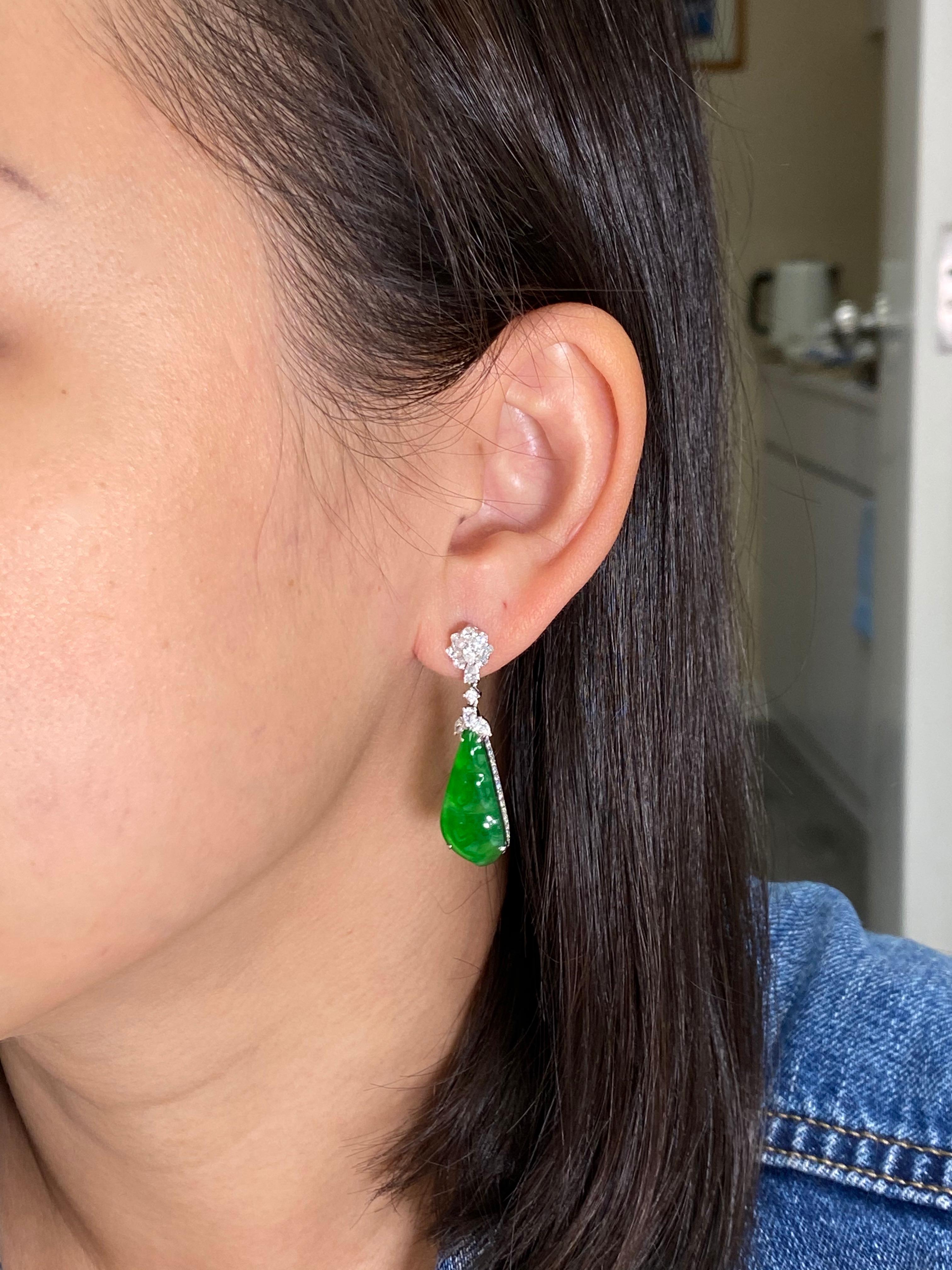 These icy jade intense apple green earrings are certified by 2 labs. Here is a nice pair of intense apple green icy Jadeite Jade earrings. The earrings are about 4 cm long and 1 cm wide each. The earrings are set in 18k white gold, and white