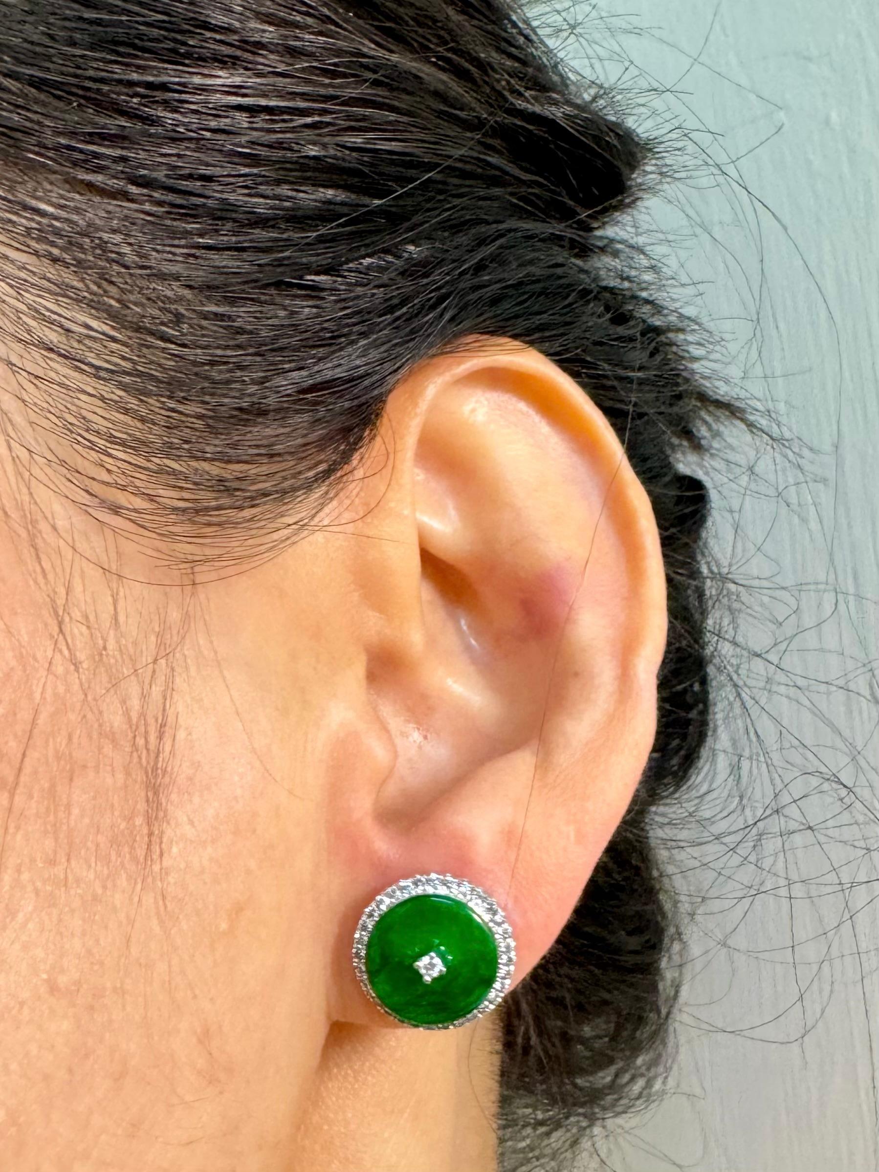 Please check out the HD video! Here is a nice pair of apple green Jade earrings. The diameter is about 13.8mm each. The earrings are set in 18k white gold and diamonds. There are approximately 0.45Cts of white diamonds that make up the halo. The