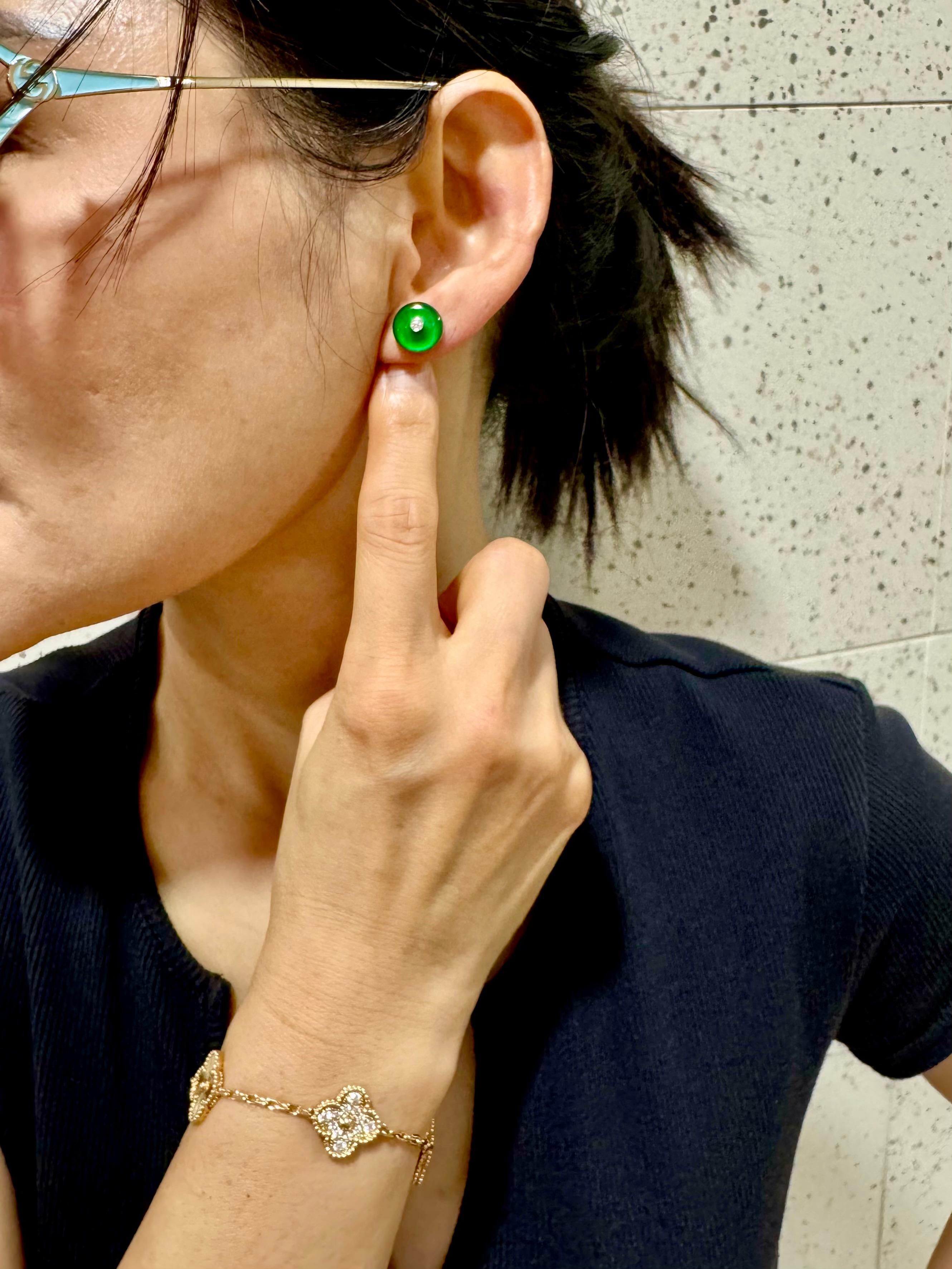 Certified Natural Type A Jadeite Jade And Diamond Earrings. Imperial Green Color In New Condition For Sale In Hong Kong, HK