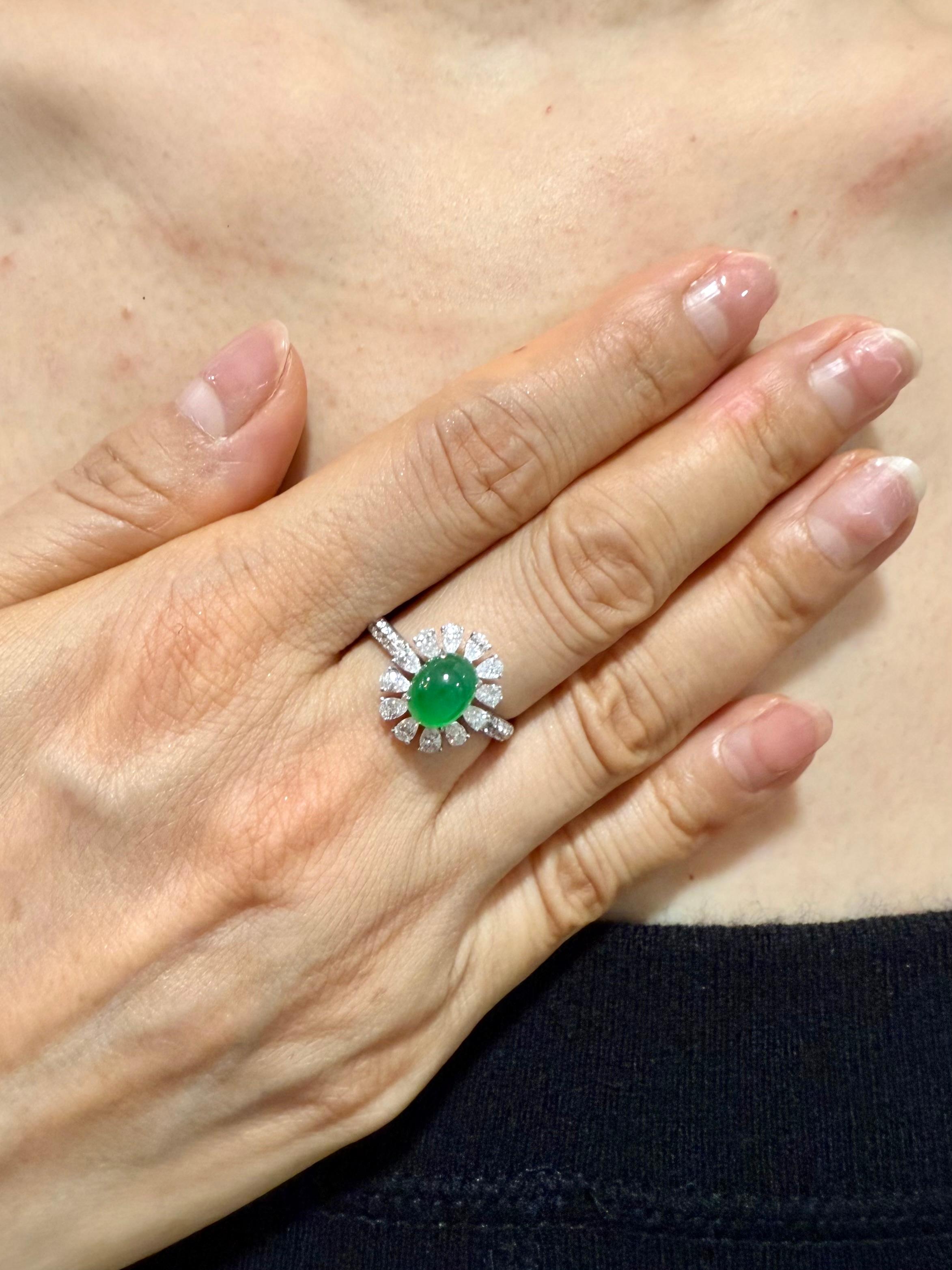 Bitte sehen Sie sich das HD-Video an! DIESE JADE LEUCHTET! Hier ist ein apfelgrüner Jade- und Diamantring. Er wurde von 2 Labors als natürliche Jadeit-Jade ohne Behandlung oder Veredelung zertifiziert. Der Ring ist mit 18 Karat Weißgold und
