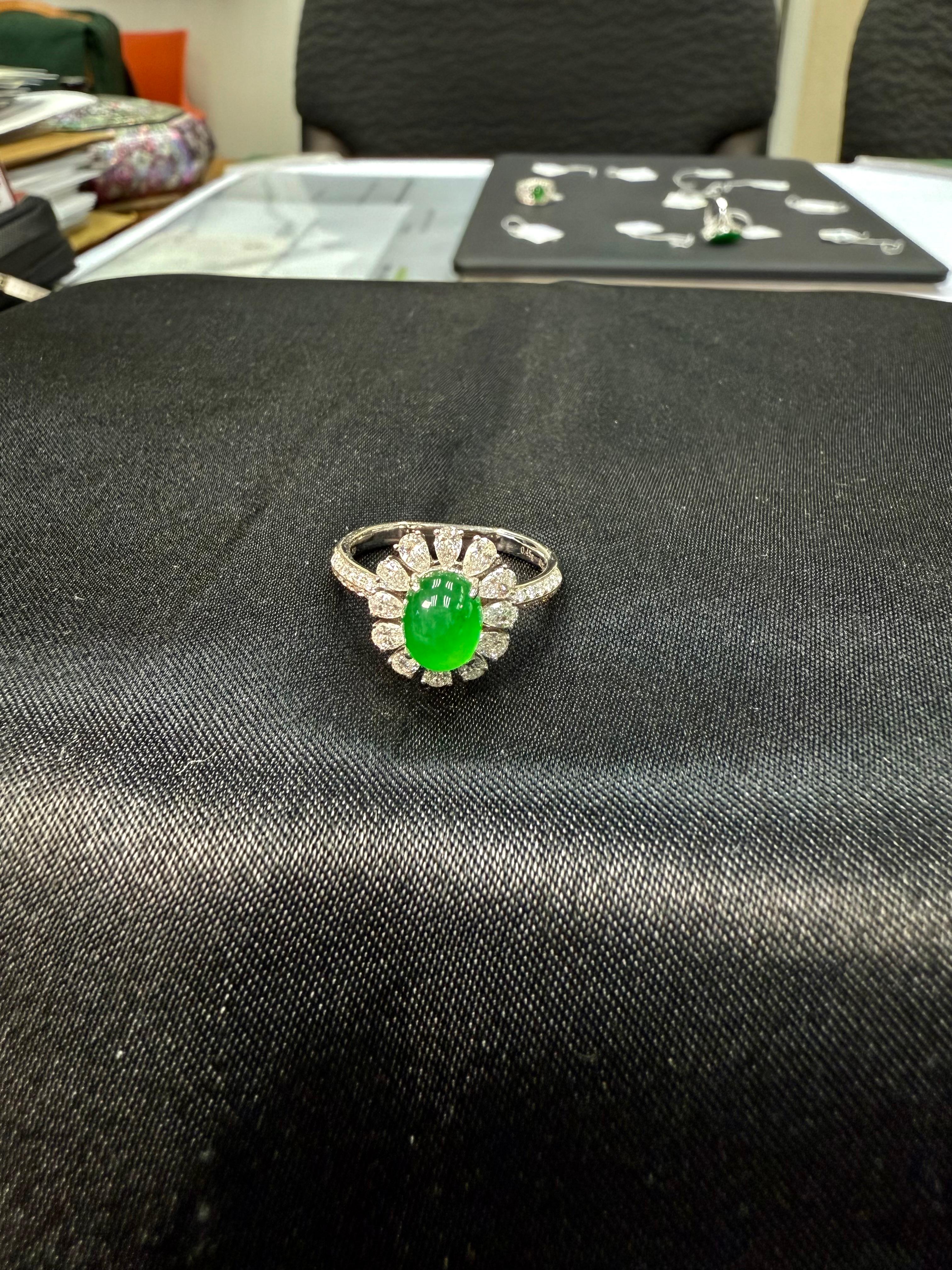 Cocktailring, zertifizierter natürlicher Typ A Jadeit Jade & Diamant, Apfelgrüne Farbe (Zeitgenössisch) im Angebot