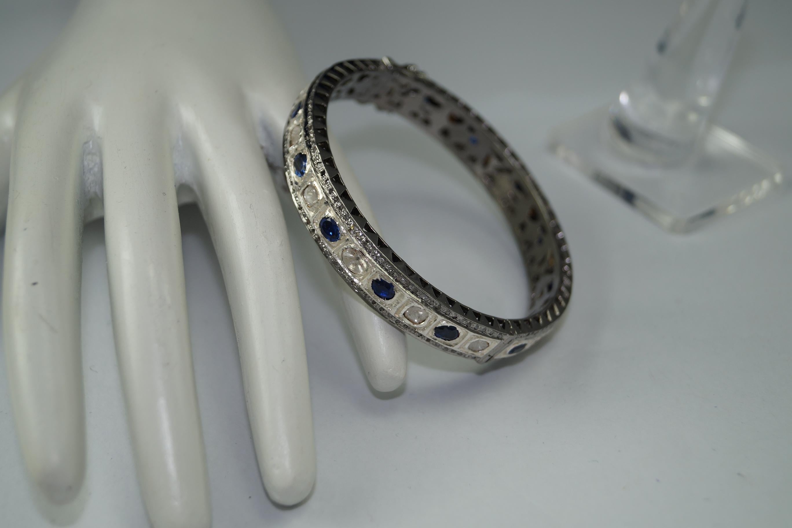 Non taillé Bracelet en argent sterling oxydé avec diamants naturels non taillés et saphir bleu certifié en vente