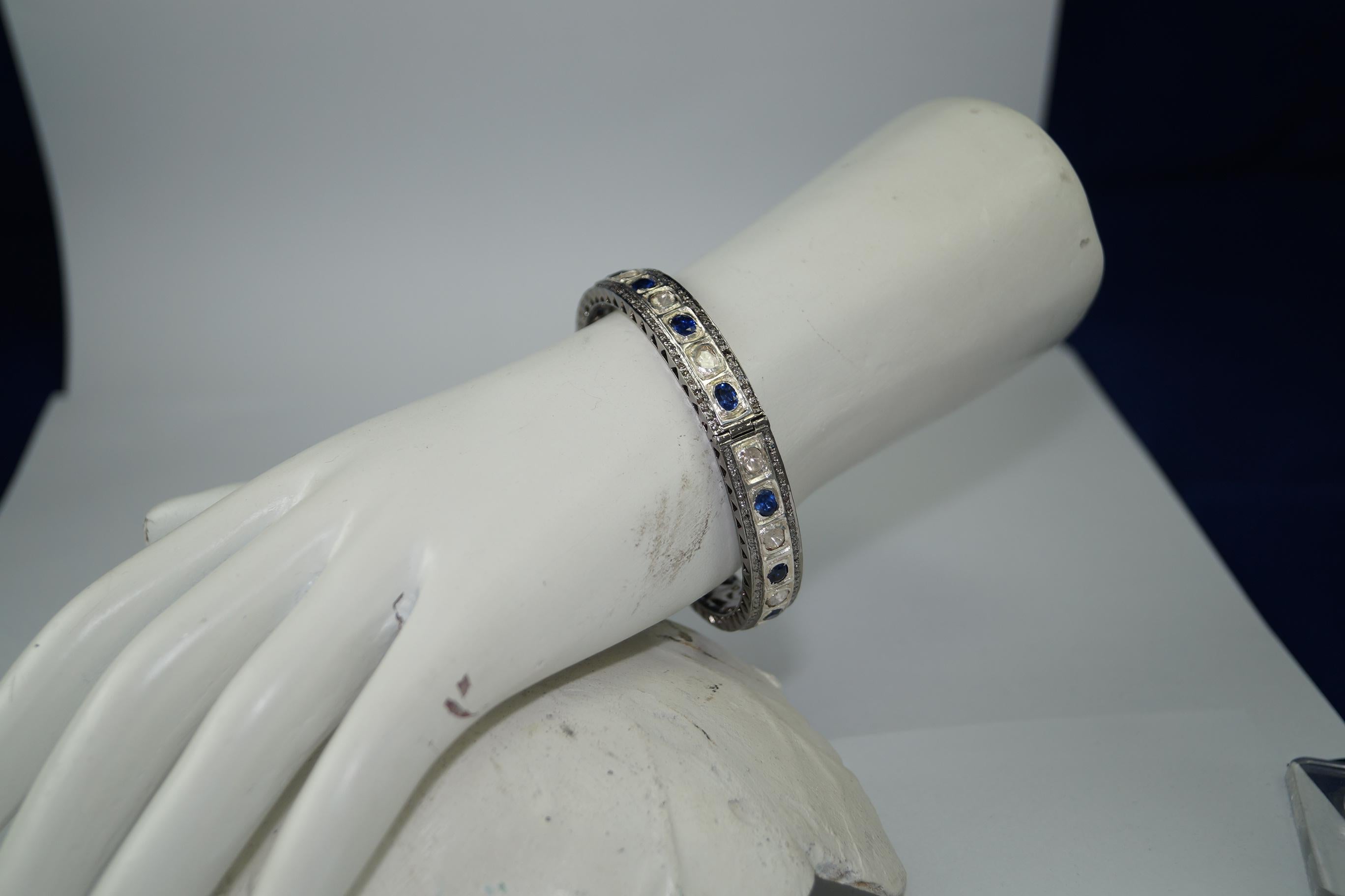 Bracelet en argent sterling oxydé avec diamants naturels non taillés et saphir bleu certifié Unisexe en vente