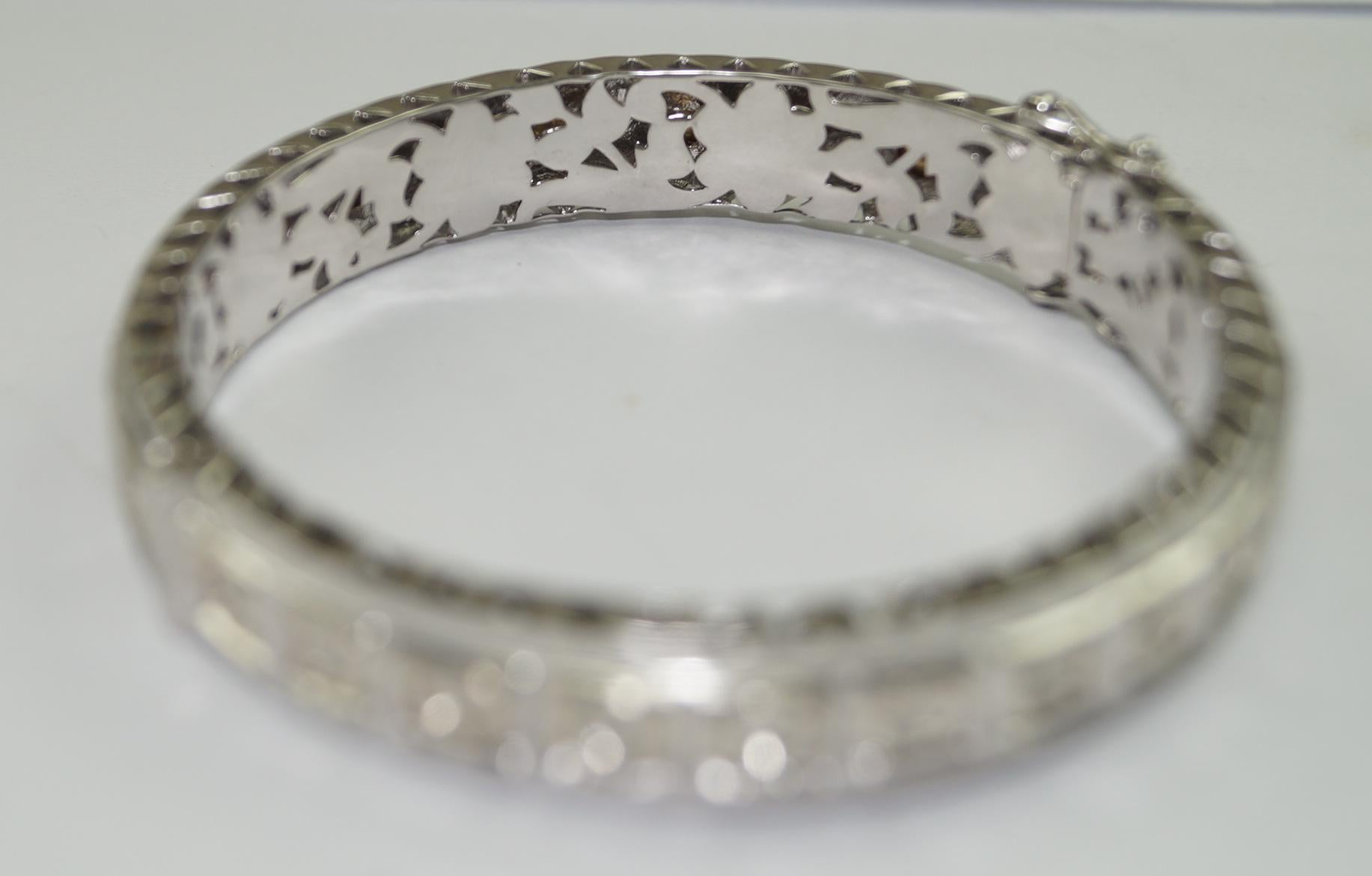 Certified natural uncut Diamonds shiny sterling silver hinged bracelet In New Condition For Sale In Delhi, DL