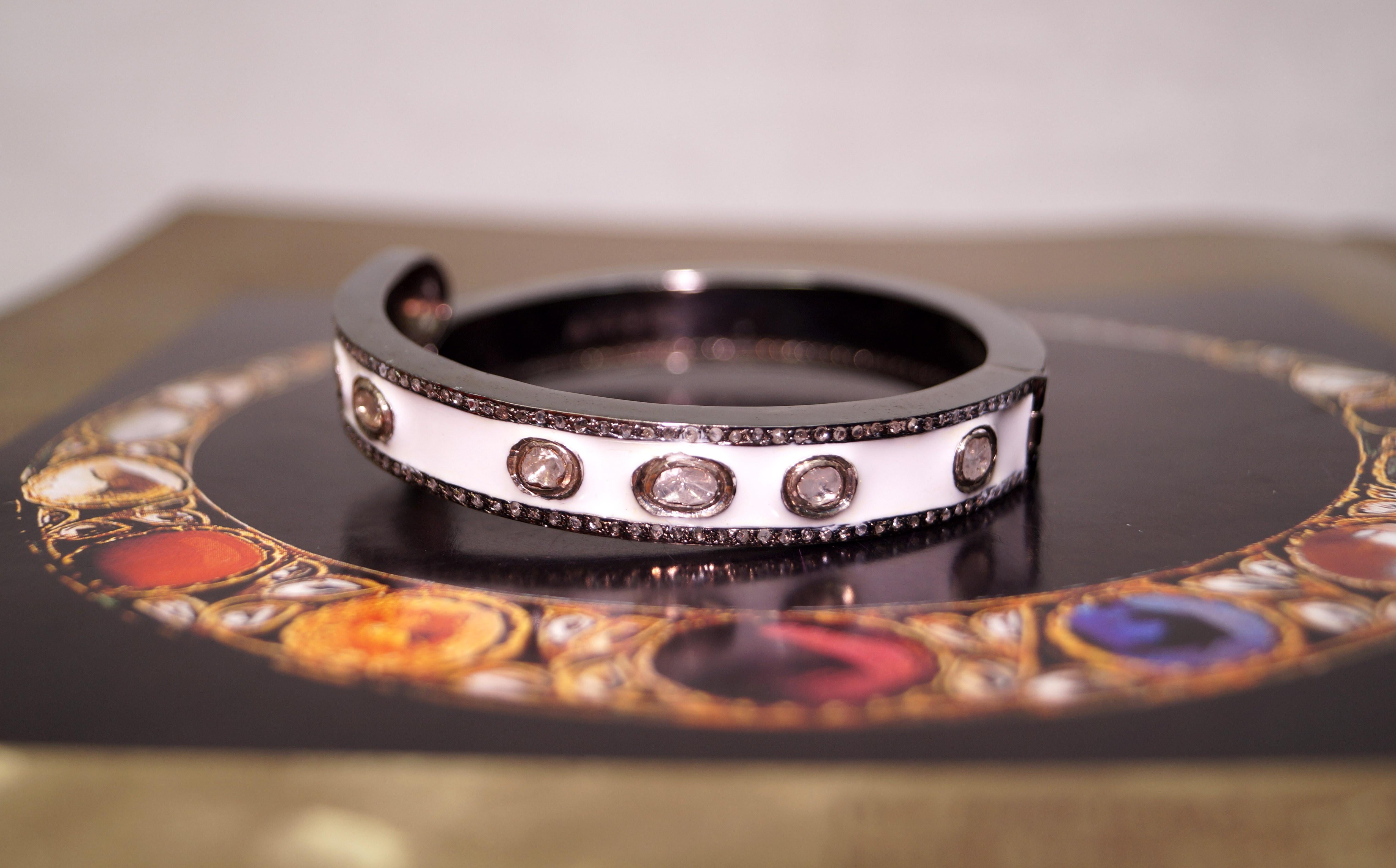 Designer-Armband aus Sterlingsilber mit zertifizierten natürlichen ungeschliffenen Diamanten und weißer Emaille (Ungeschliffen) im Angebot