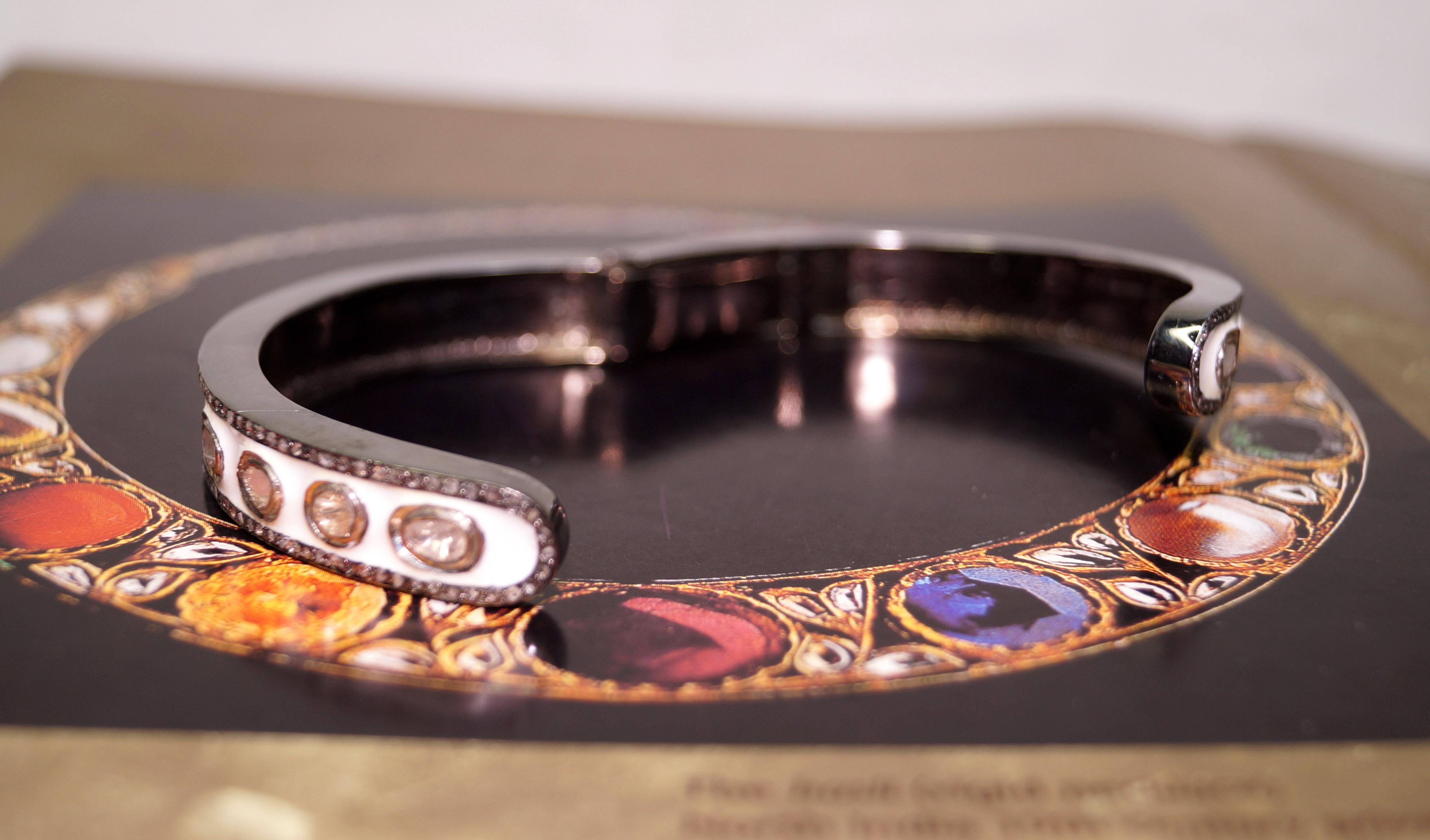 Designer-Armband aus Sterlingsilber mit zertifizierten natürlichen ungeschliffenen Diamanten und weißer Emaille im Zustand „Neu“ im Angebot in Delhi, DL