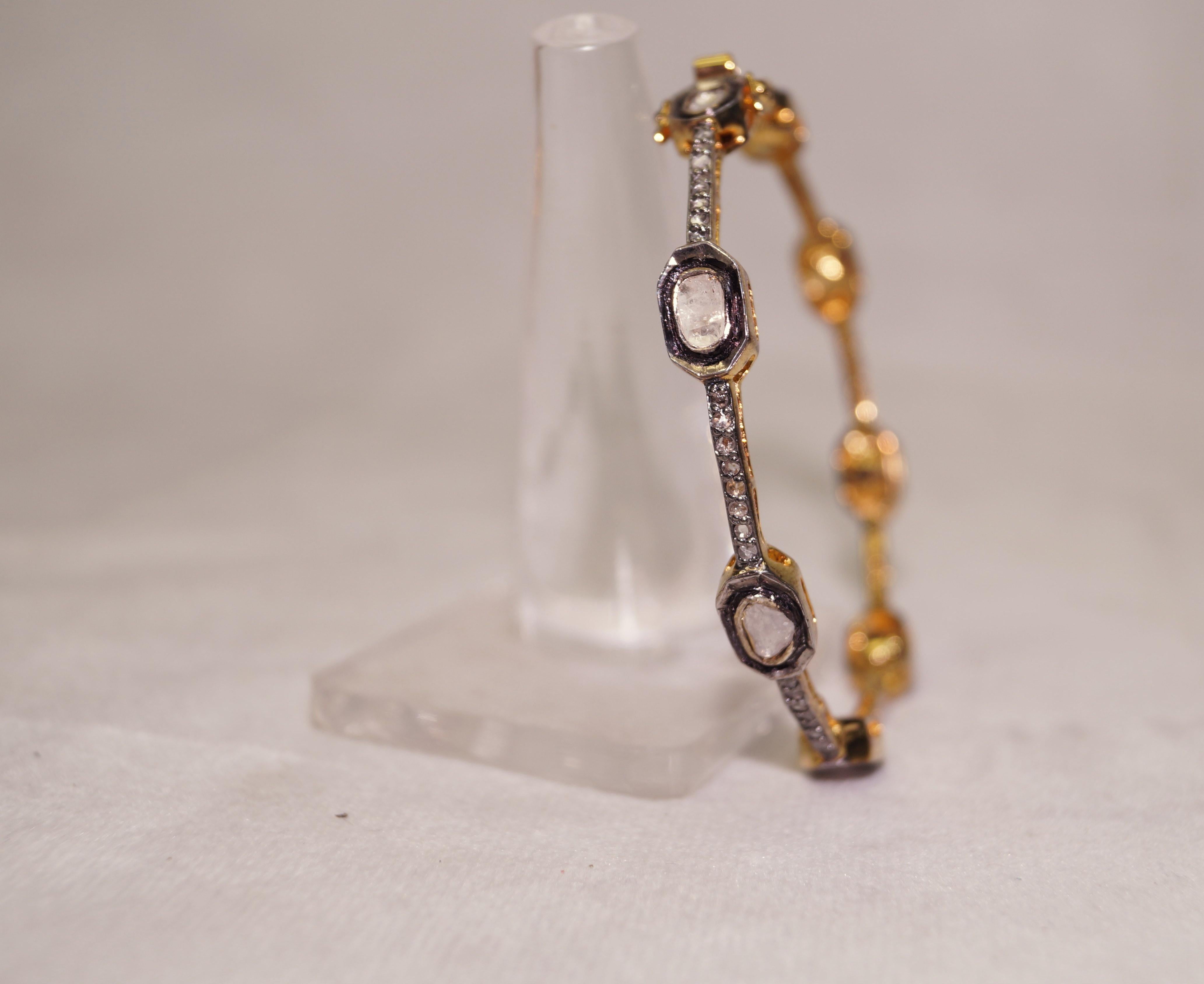 Bracelet en argent plaqué or jaune avec diamants naturels non taillés en rose certifiés en vente 2