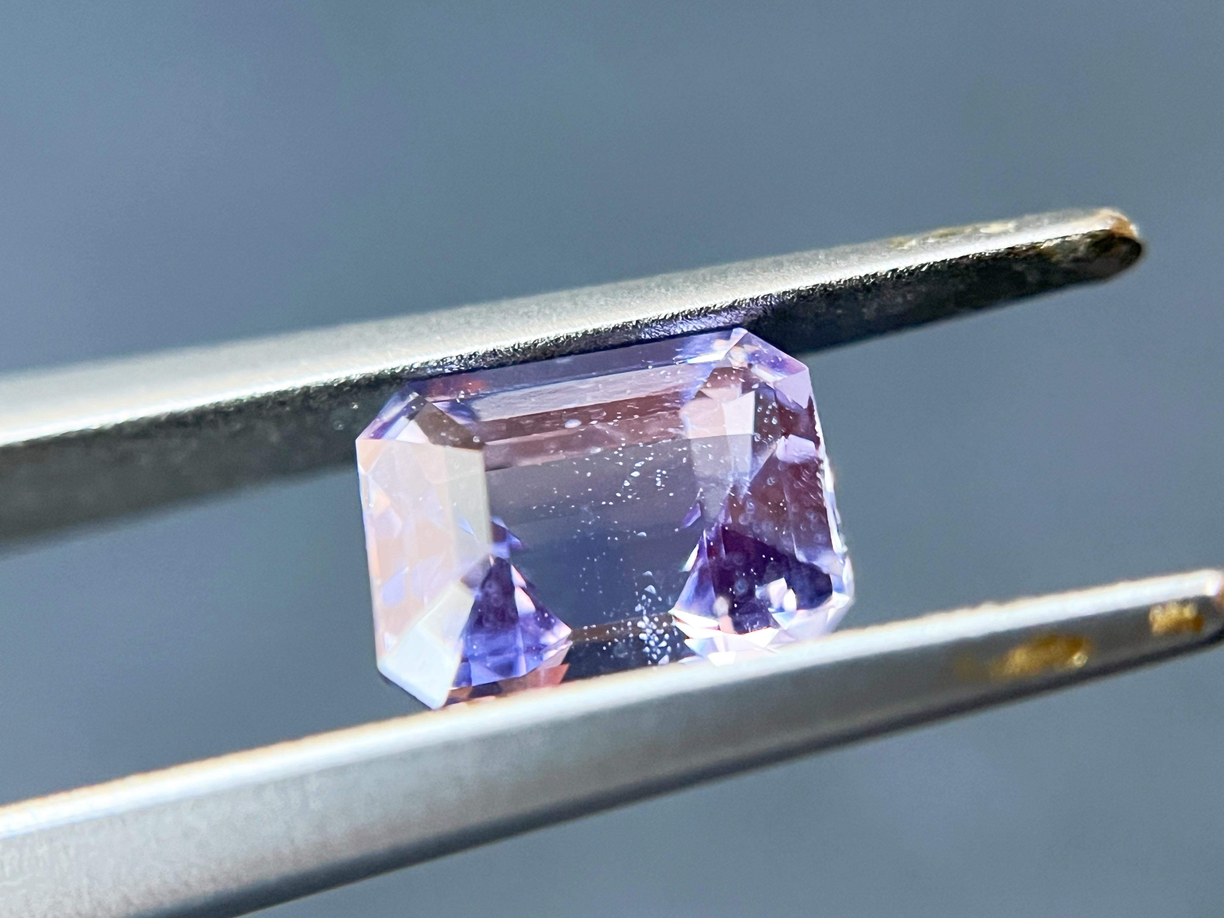 Zaffiro naturale certificato, non riscaldato, di colore viola lavanda, buon fuoco, quasi pulito con la lente d'ingrandimento. in vendita 8