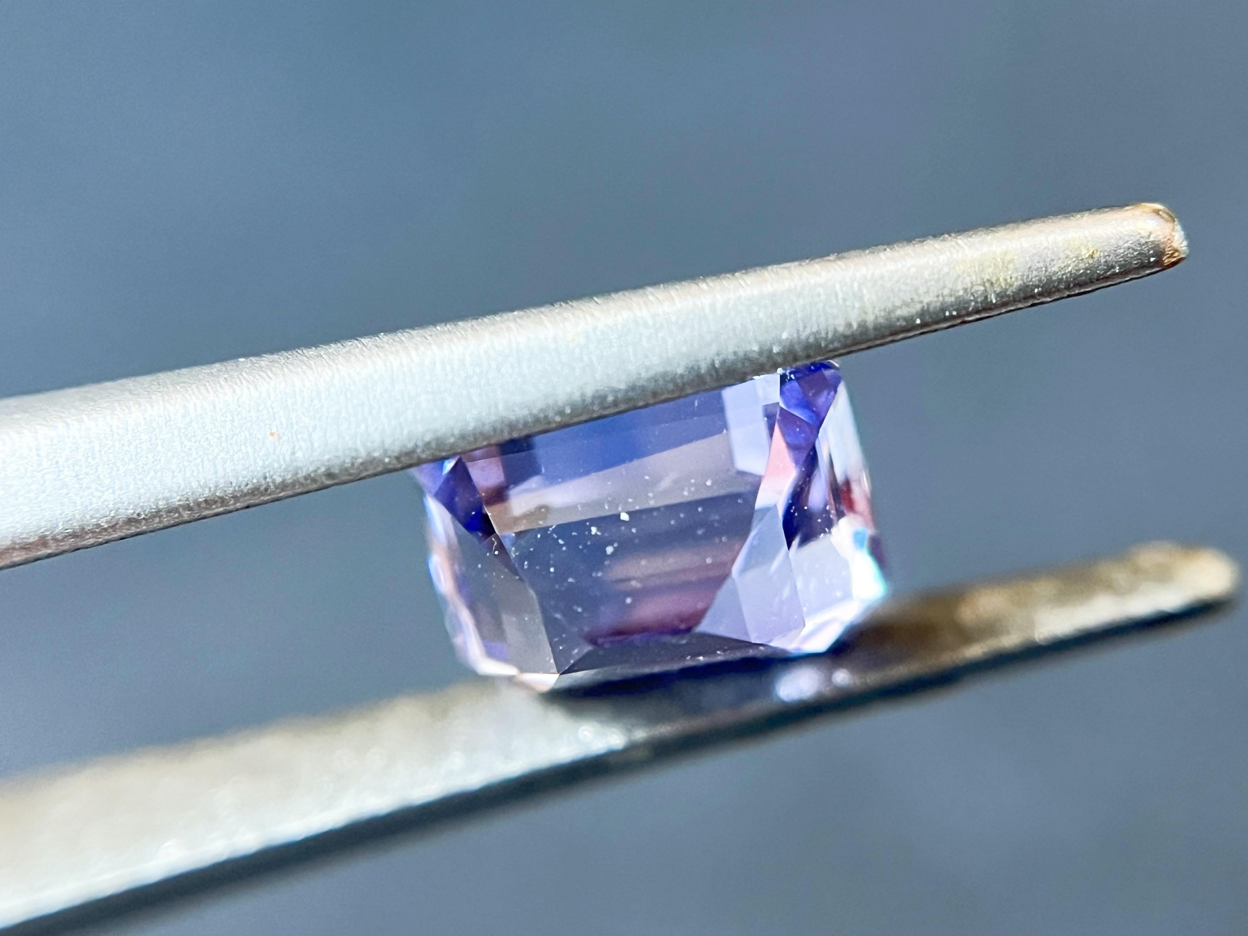 Zaffiro naturale certificato, non riscaldato, di colore viola lavanda, buon fuoco, quasi pulito con la lente d'ingrandimento. in vendita 12