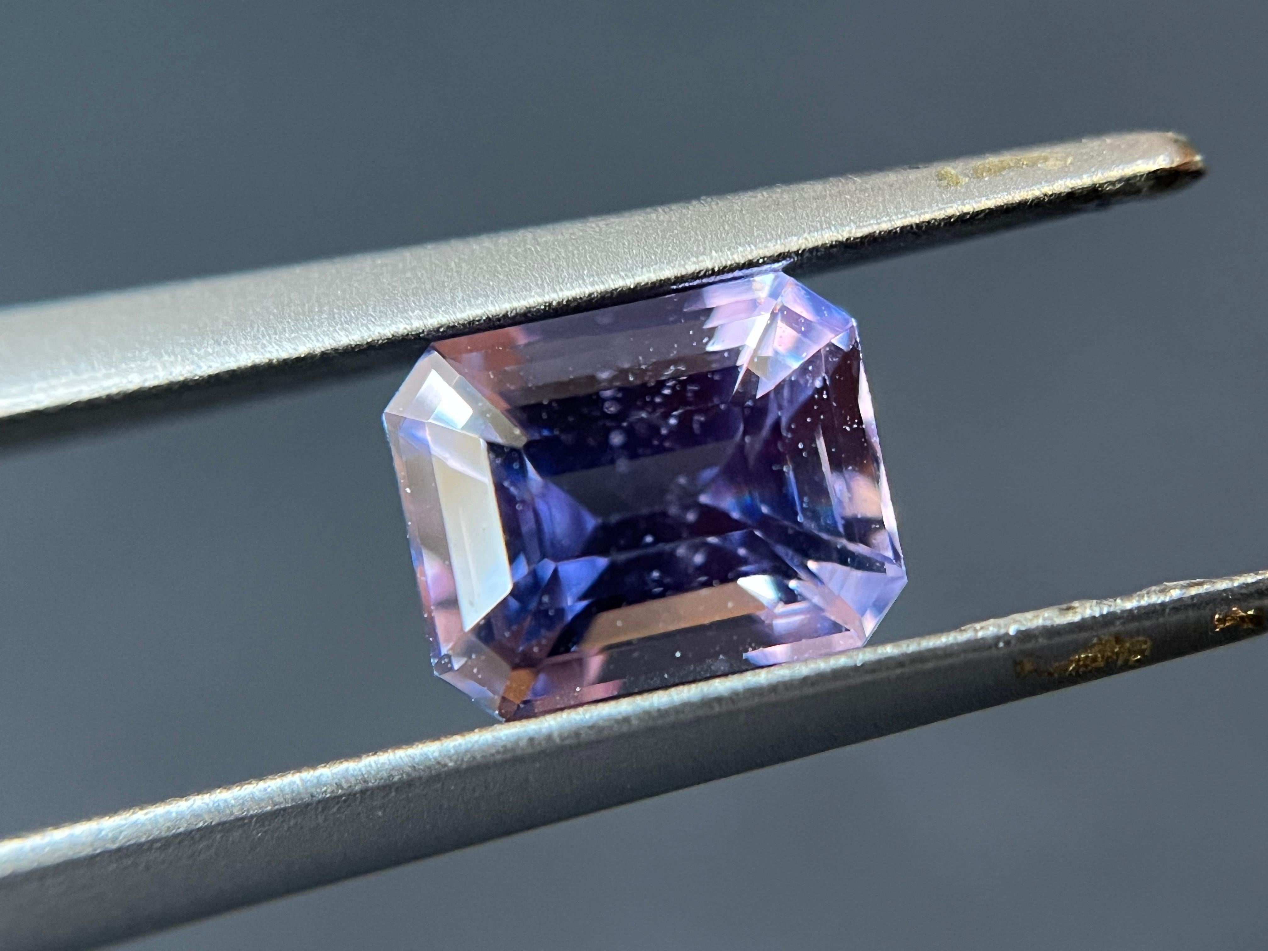 Lasciati incantare dalla bellezza di questo splendido zaffiro ottagonale tagliato a gradini, con un'ipnotica tonalità viola lavanda che ti lascerà incantato. Perfetta per la creazione di gioielli, questa pietra preziosa è ideale per essere
