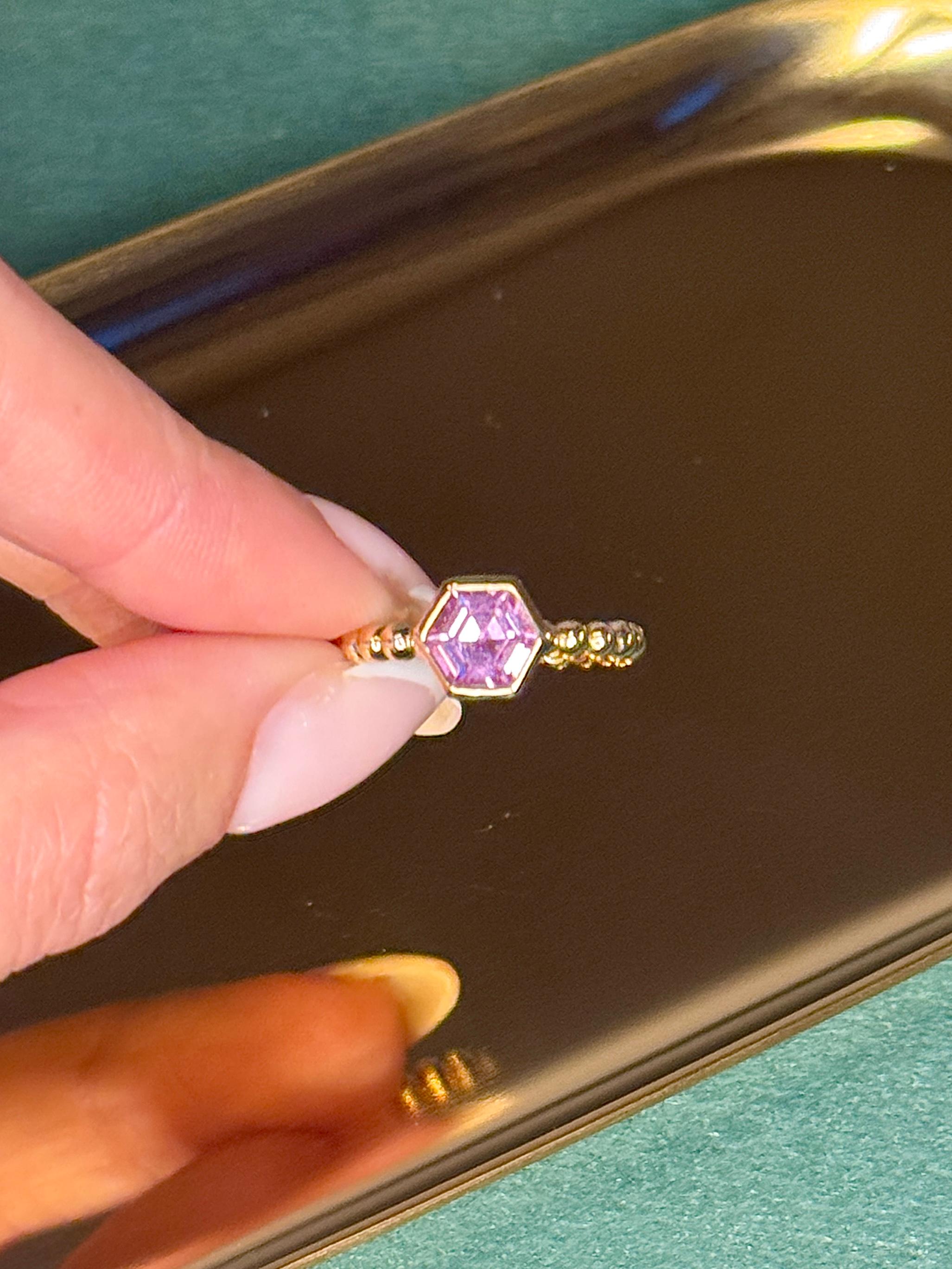 Femminilità contemporanea in ogni dettaglio. L'audace fascia in oro 14K abbraccia uno zaffiro rosa naturale esagonale. Un simbolo duraturo di forza ed eleganza.

Materiali: 

Metallo: Oro massiccio 14K
Dimensioni dell'anello: 8,5 x 7,1 mm
Pietra