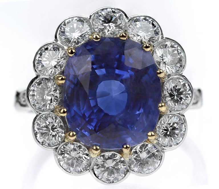 Certified Sapphire 9 ct (Natural Untreated) & Diamond Ring in Platinum In Excellent Condition For Sale In London, GB
