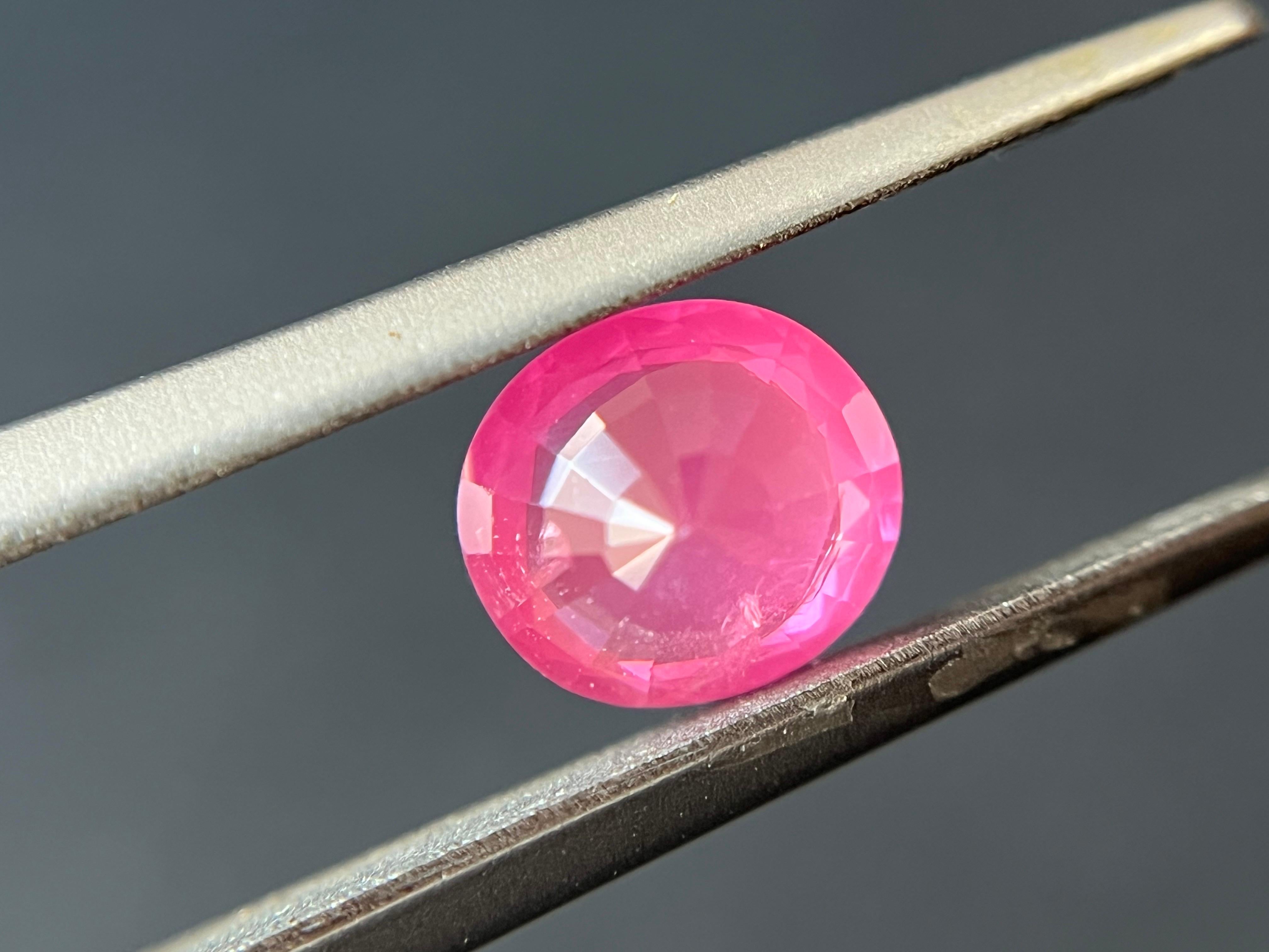 Ti presentiamo il nostro squisito spinello Mahenge con un colore rosa neon vellutato e mozzafiato che farà sicuramente girare la testa. Questa gemma è una vera bellezza, con una tonalità intensa e vibrante che raramente si trova in altre
