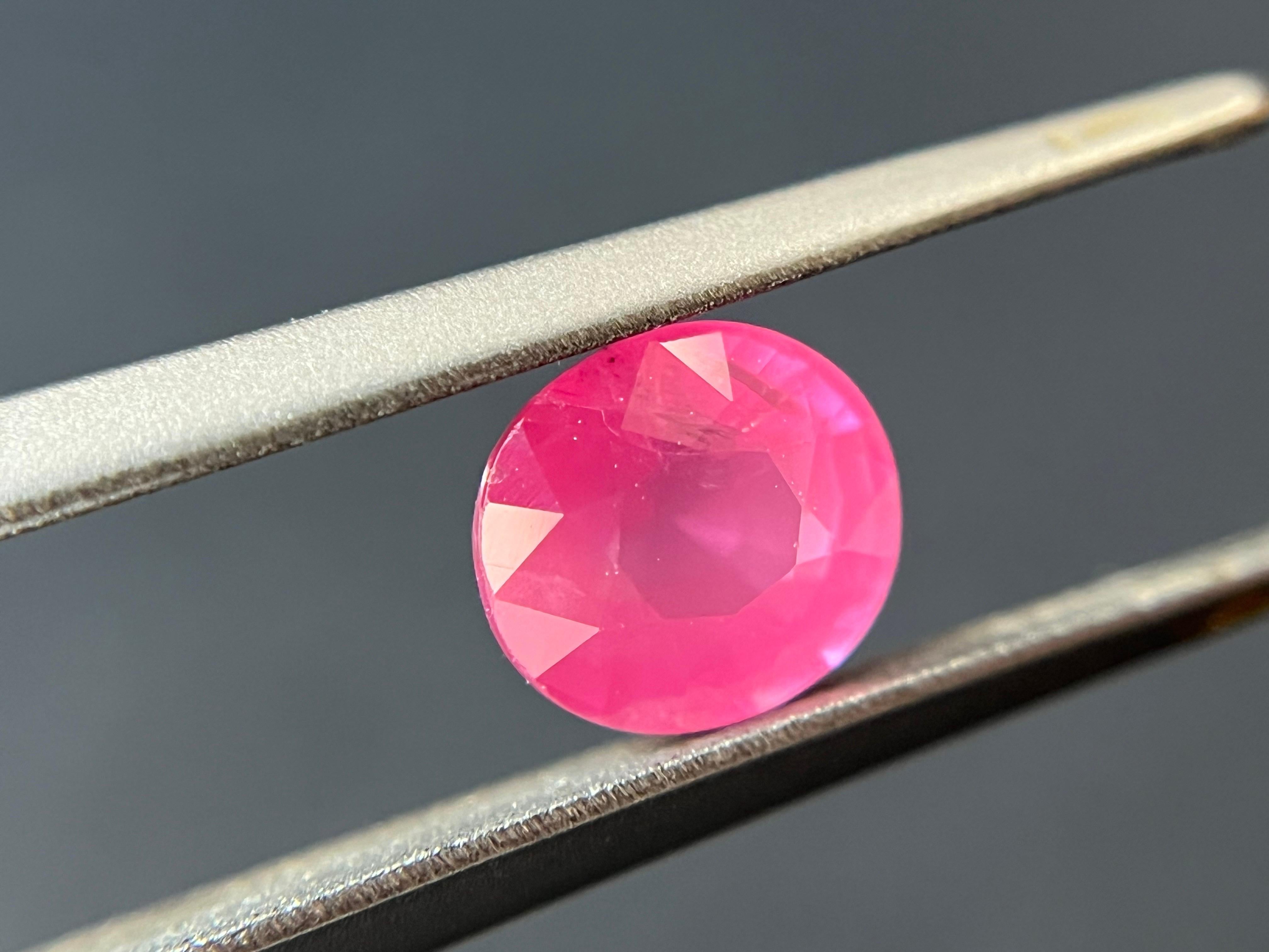 Artigiano Spinello di Mahenge certificato, naturale, vellutato, rosa neon, arancio, ovale e pulito. in vendita