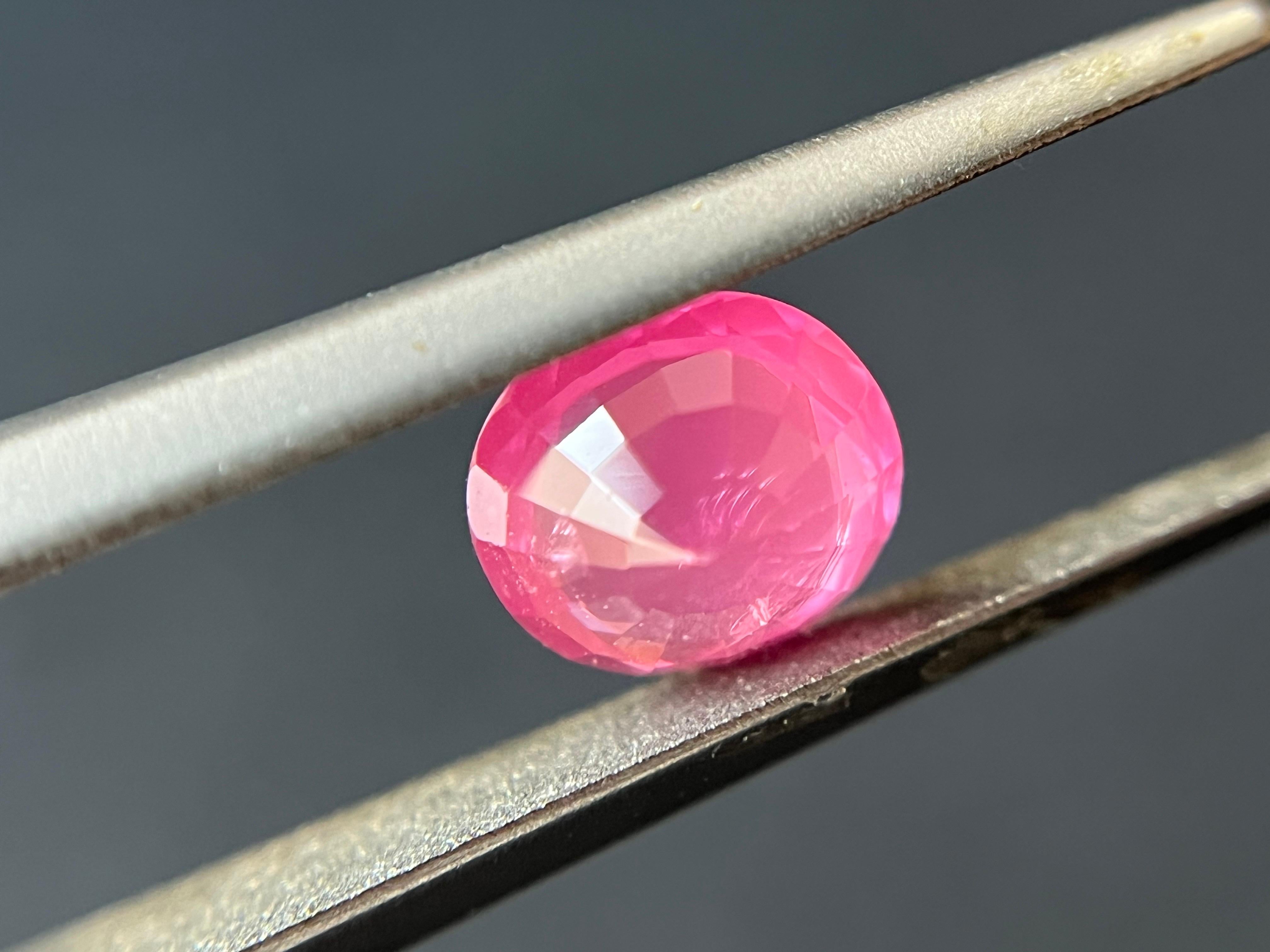 Taglio ovale Spinello di Mahenge certificato, naturale, vellutato, rosa neon, arancio, ovale e pulito. in vendita