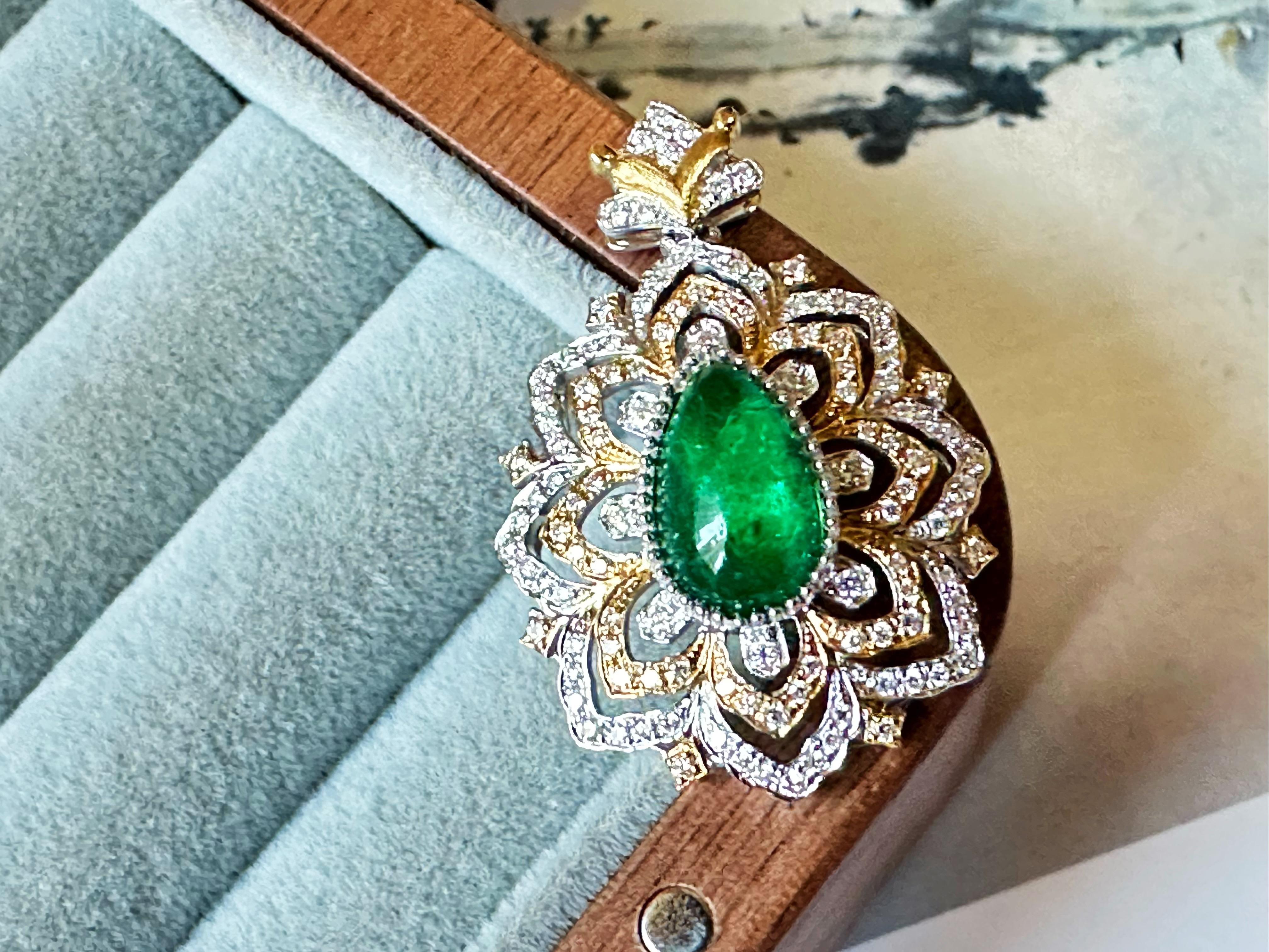 Ciondolo a forma di goccia di smeraldo naturale certificato di colore verde vivo in oro 14K e diamanti in vendita 4