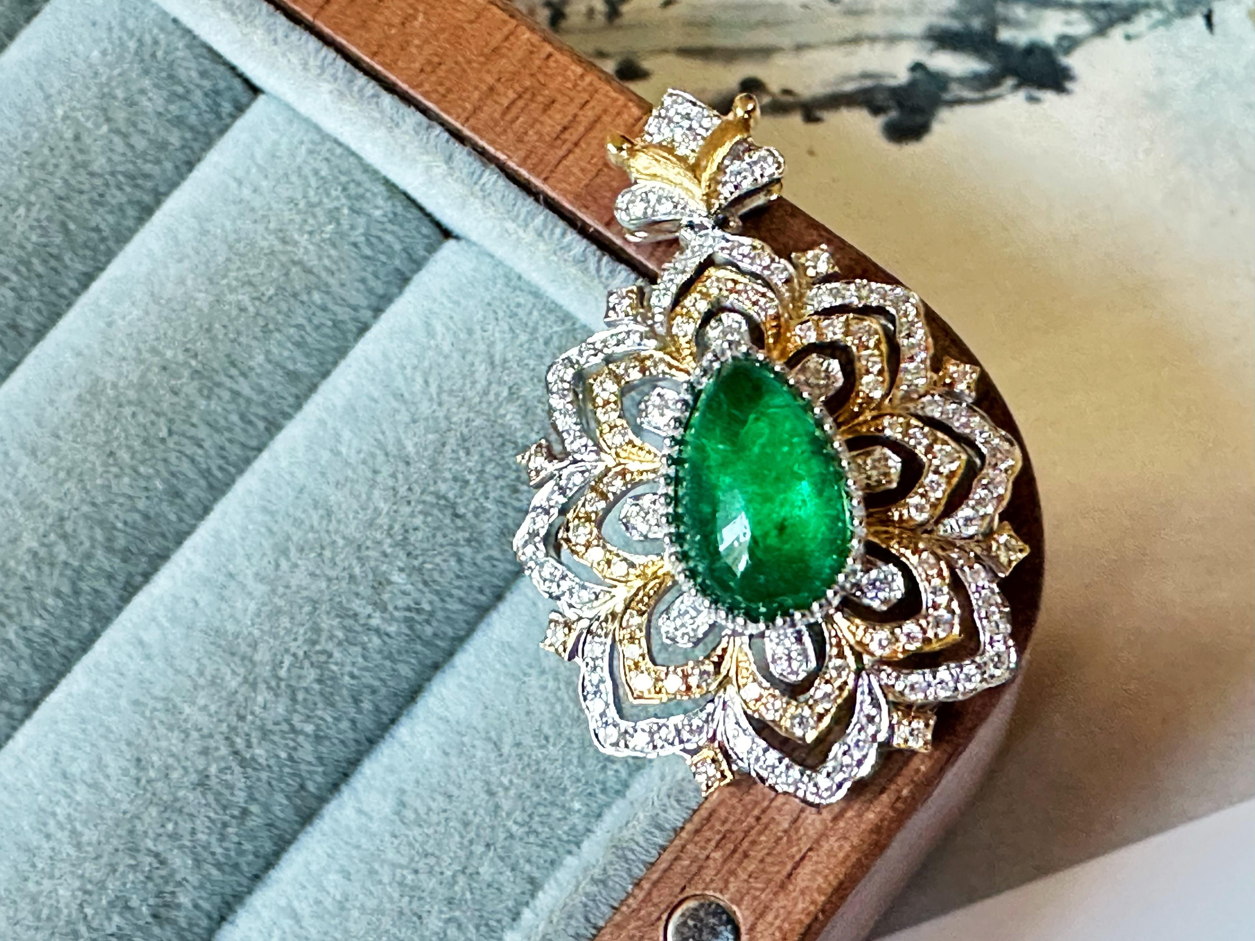 Ciondolo a forma di goccia di smeraldo naturale certificato di colore verde vivo in oro 14K e diamanti in vendita 5