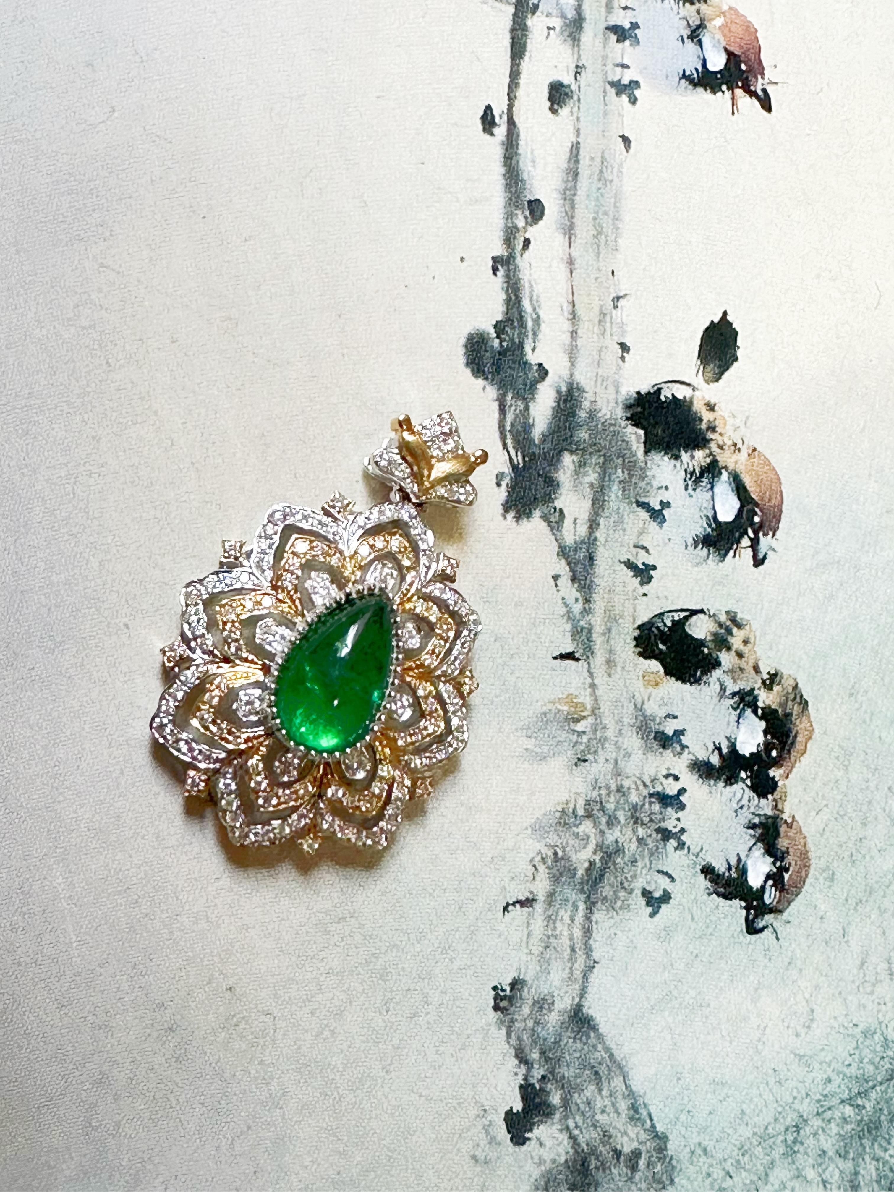 Ciondolo a forma di goccia di smeraldo naturale certificato di colore verde vivo in oro 14K e diamanti in vendita 10