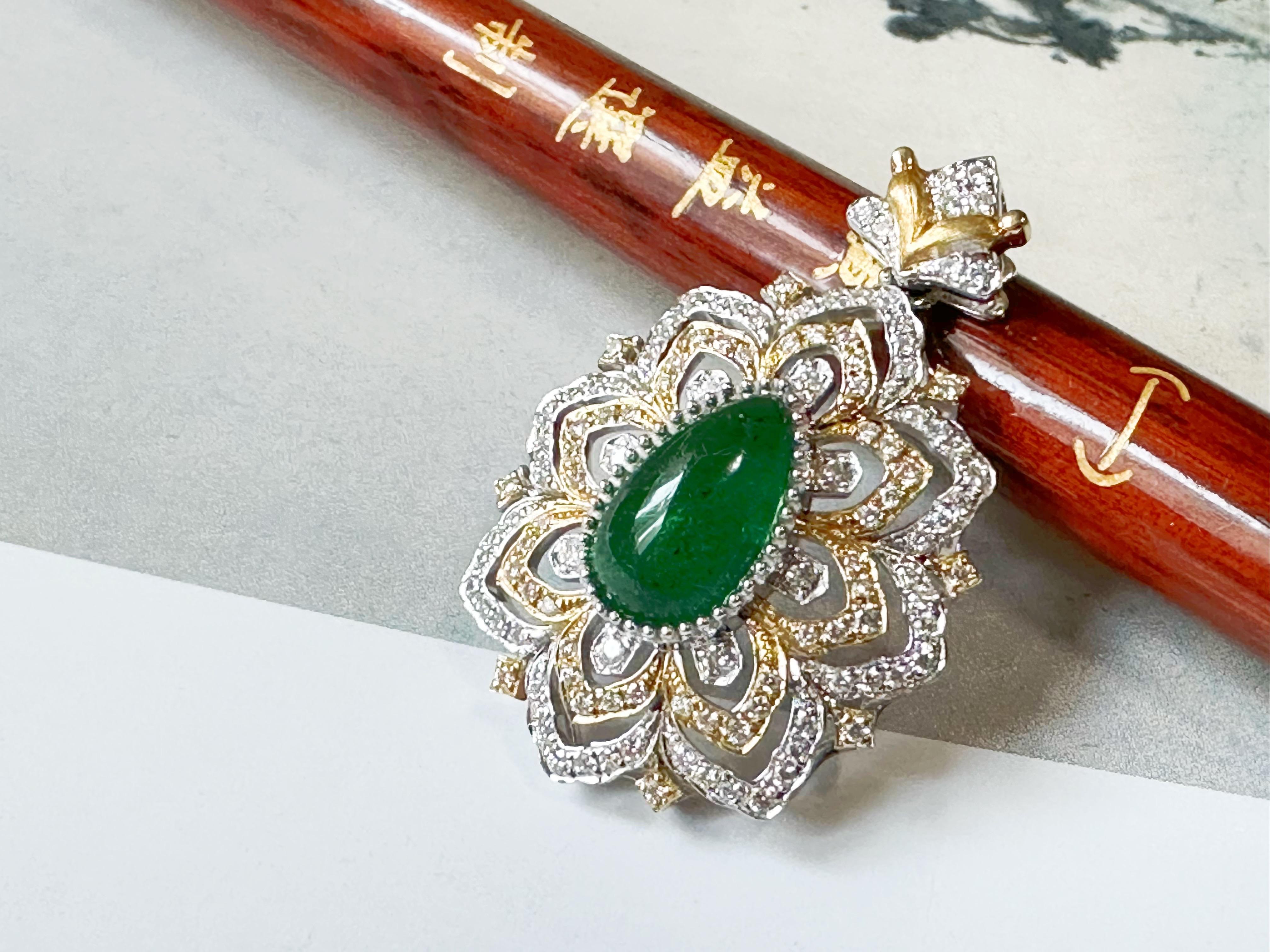 Art Déco Ciondolo a forma di goccia di smeraldo naturale certificato di colore verde vivo in oro 14K e diamanti in vendita