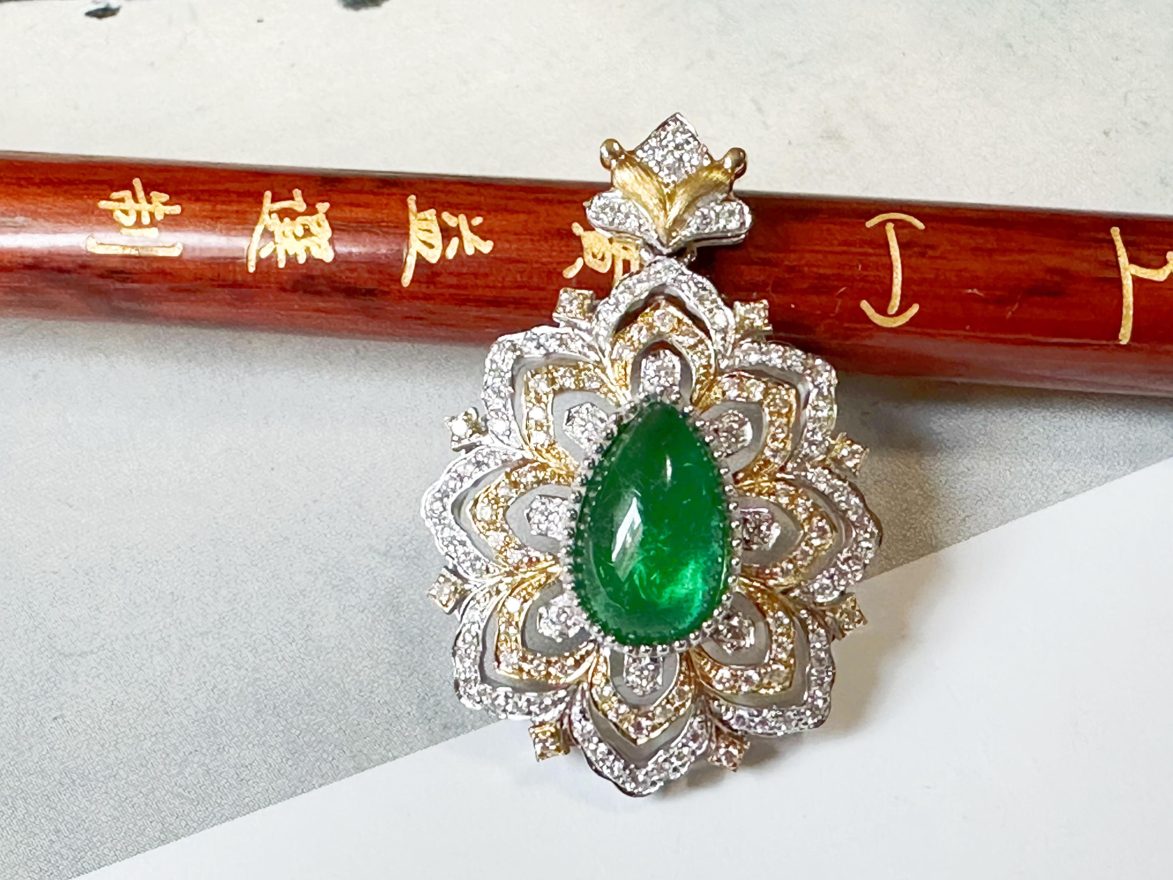 Ciondolo a forma di goccia di smeraldo naturale certificato di colore verde vivo in oro 14K e diamanti In condizioni Nuovo in vendita a Kowloon, HK