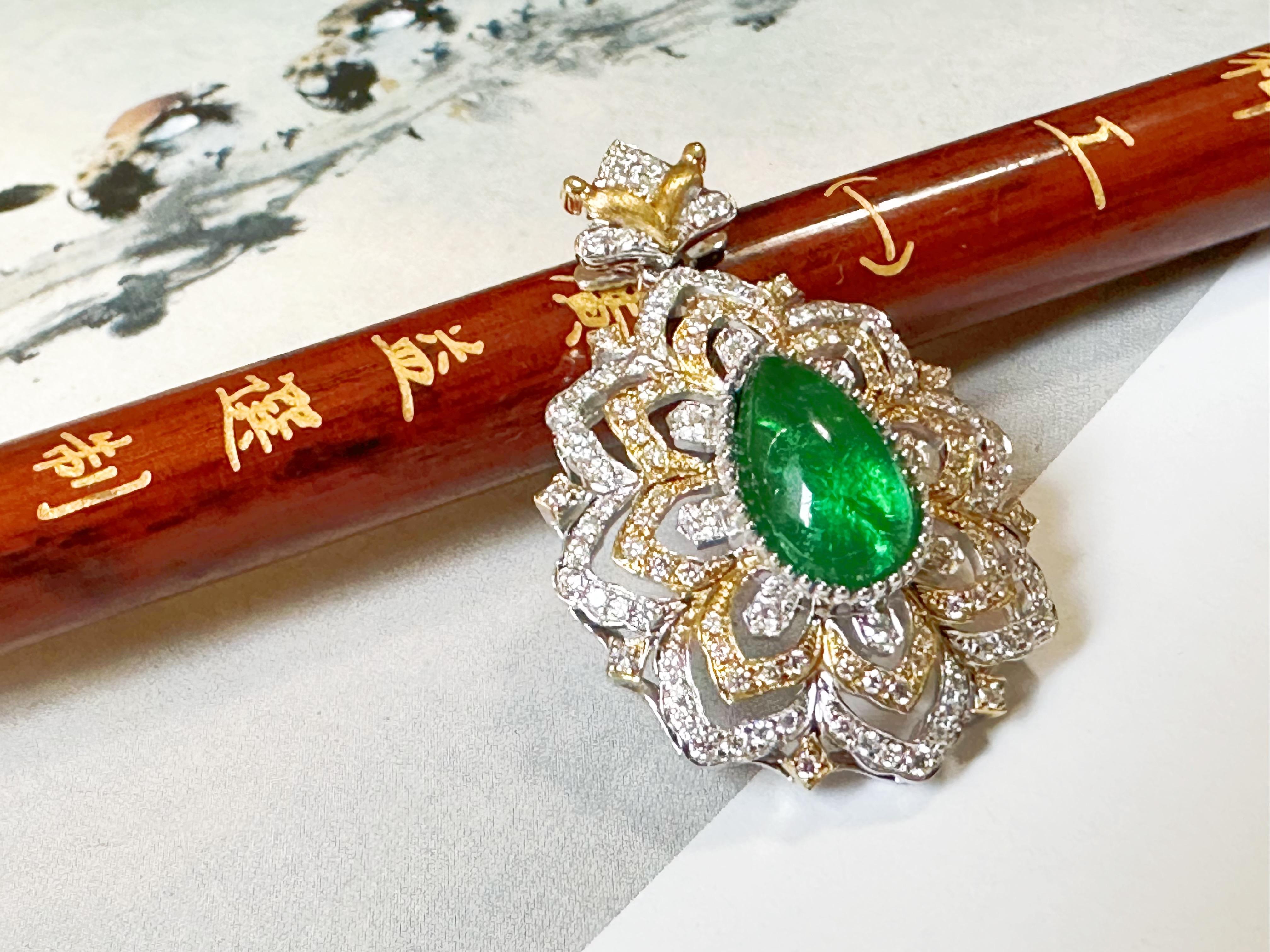 da uomo o donna Ciondolo a forma di goccia di smeraldo naturale certificato di colore verde vivo in oro 14K e diamanti in vendita