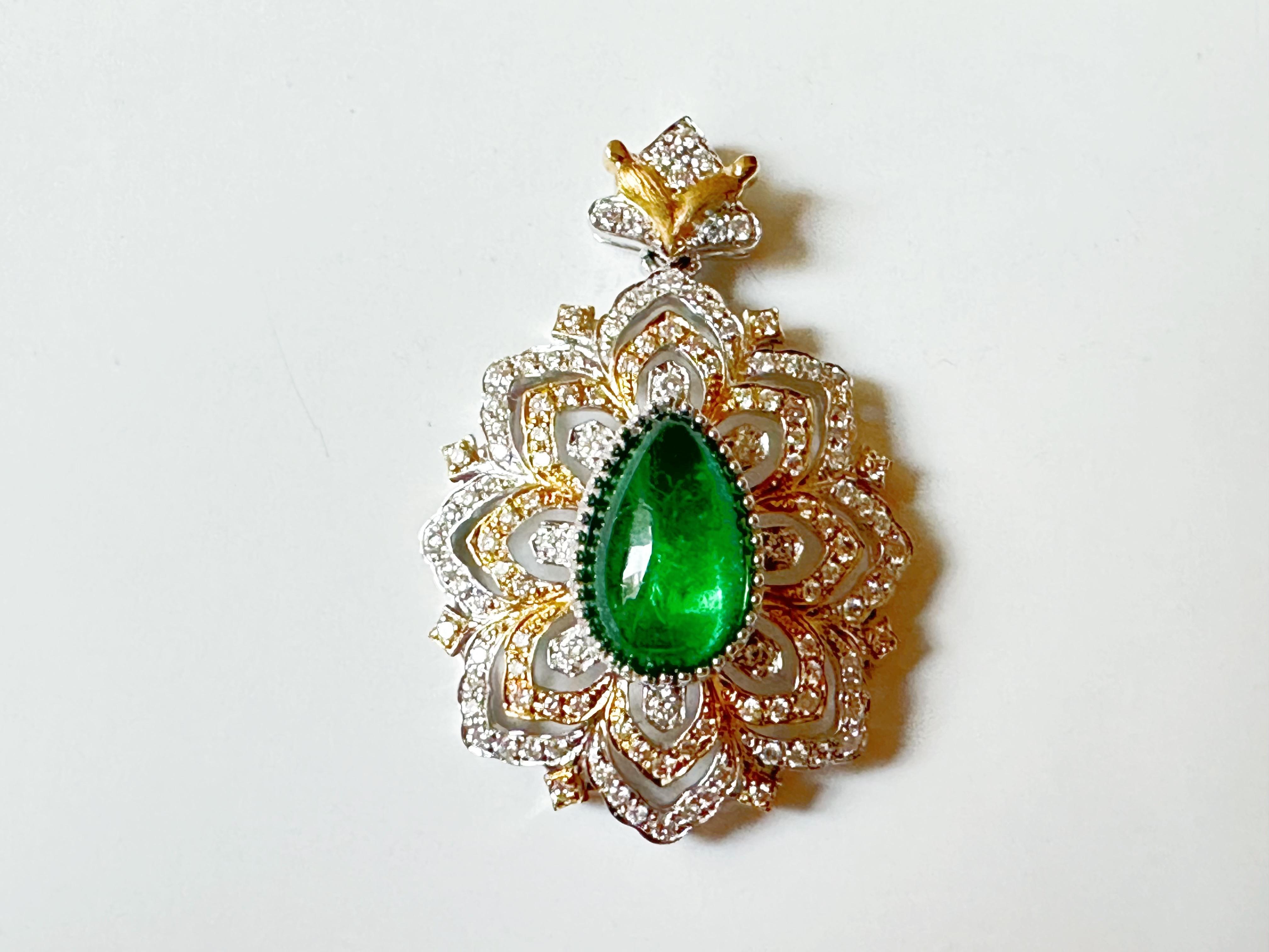 Ciondolo a forma di goccia di smeraldo naturale certificato di colore verde vivo in oro 14K e diamanti in vendita 1