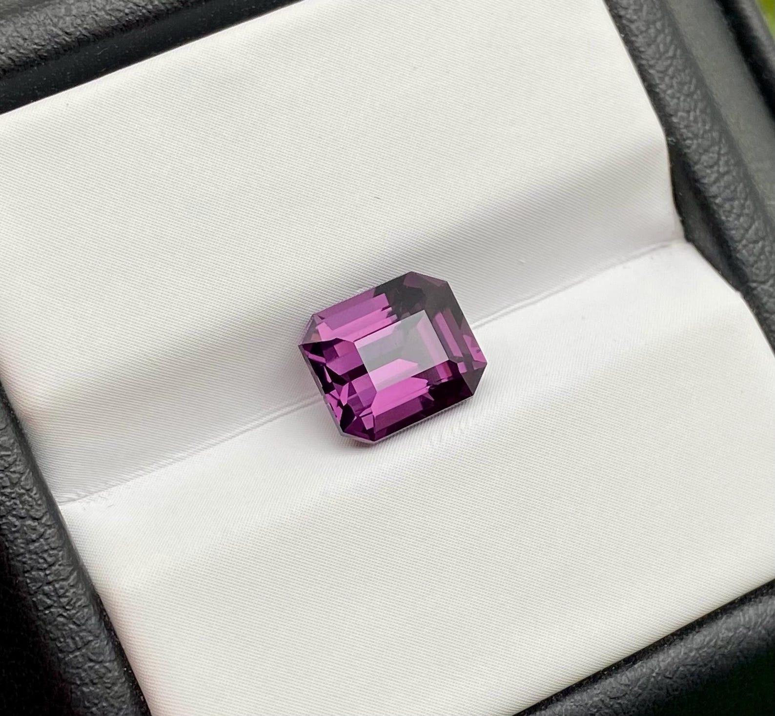 Natürlicher Spinell lose Edelstein Herkunft Burma!

Labor zertifiziert: GFCO
Edelsteinfarbe: Lila
Edelstein-Typ: Spinell
Größe des Edelsteins: 8,10x6,49x5,07 mm
Schnittqualität: Ausgezeichnet
Klarheit/Grad: VS
Form des Edelsteins: