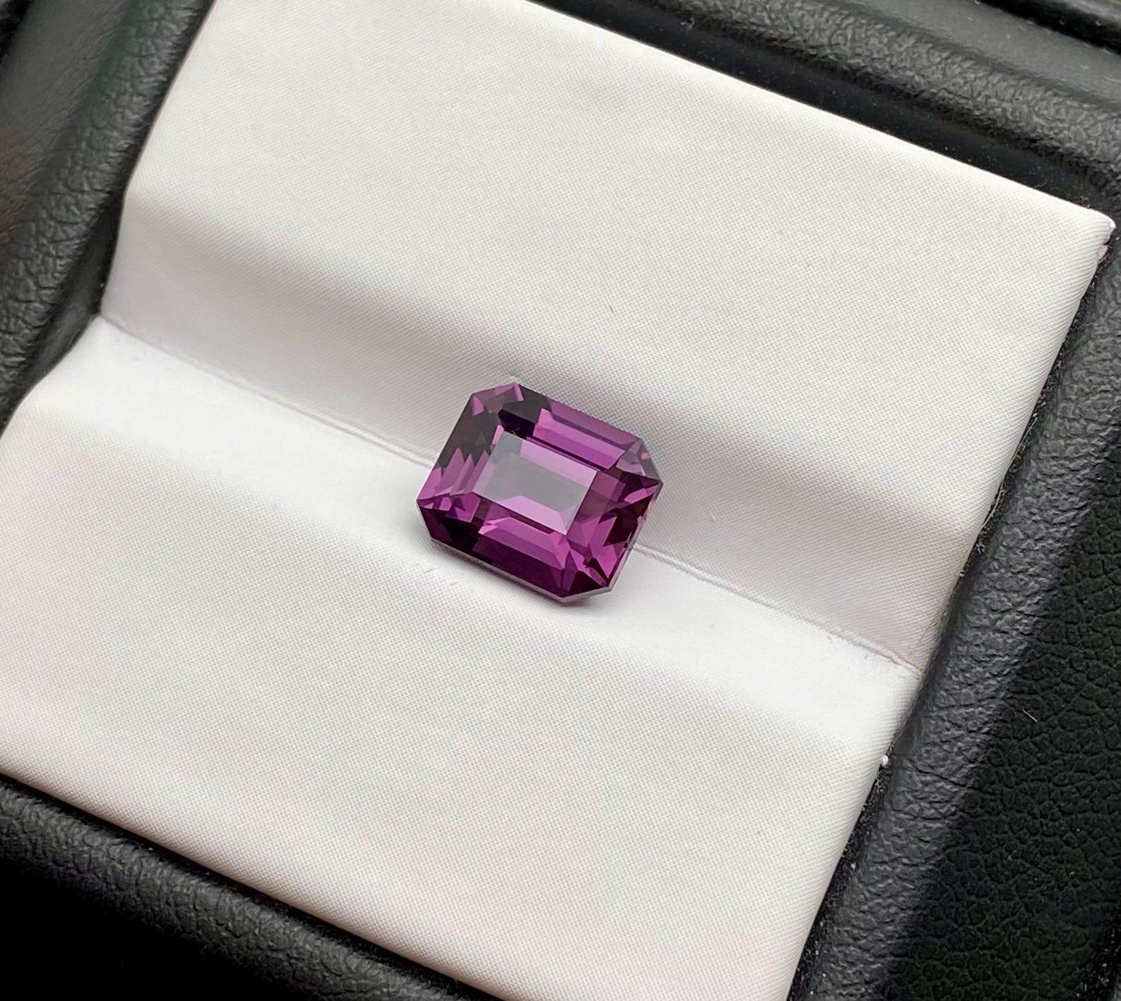 Certified Natural VS quality 2.45 Ct., Purple Spinel Loose gemstone, Octagon cut im Zustand „Neu“ im Angebot in Daugavpils, LV