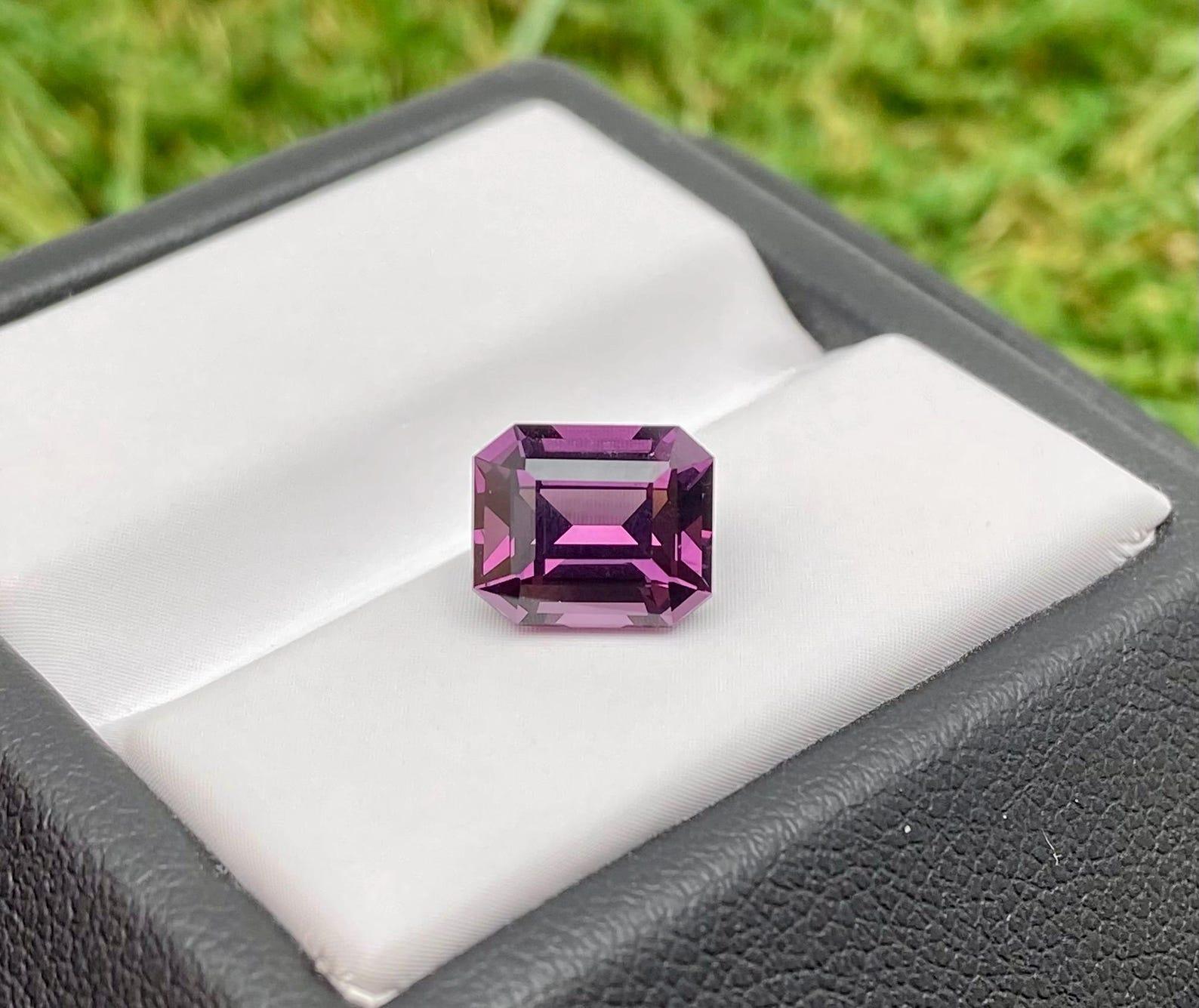 Certified Natural VS quality 2.45 Ct., Purple Spinel Loose gemstone, Octagon cut im Angebot 1
