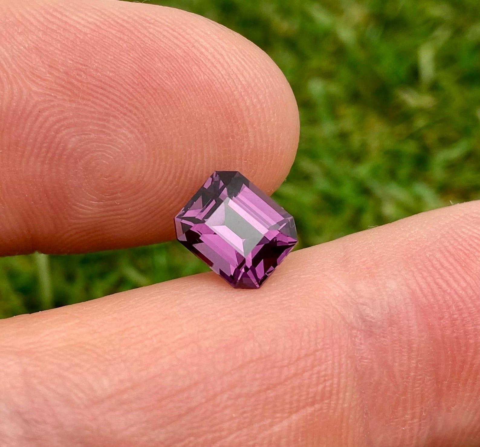 Certified Natural VS quality 2.45 Ct., Purple Spinel Loose gemstone, Octagon cut im Angebot 2