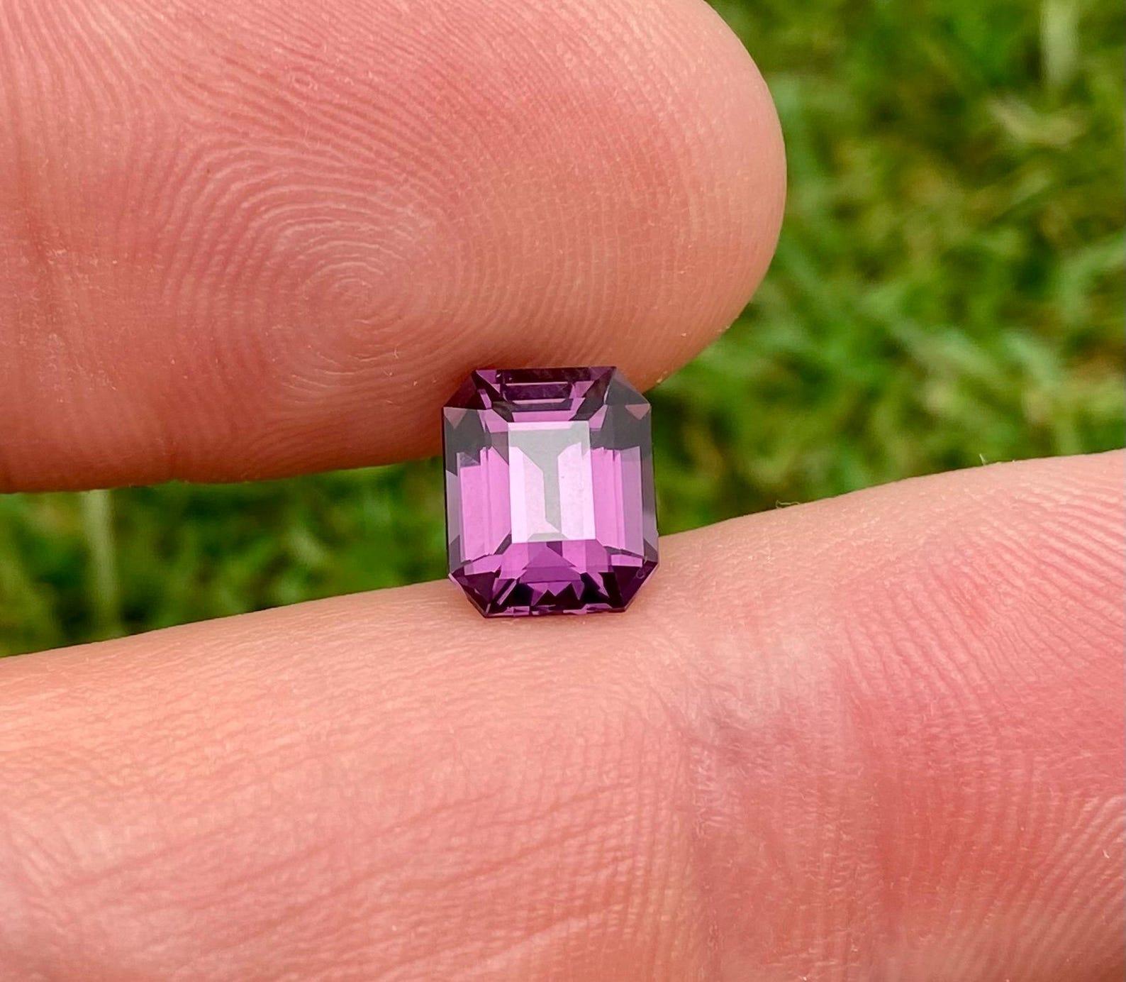 Certified Natural VS quality 2.45 Ct., Purple Spinel Loose gemstone, Octagon cut im Angebot 3