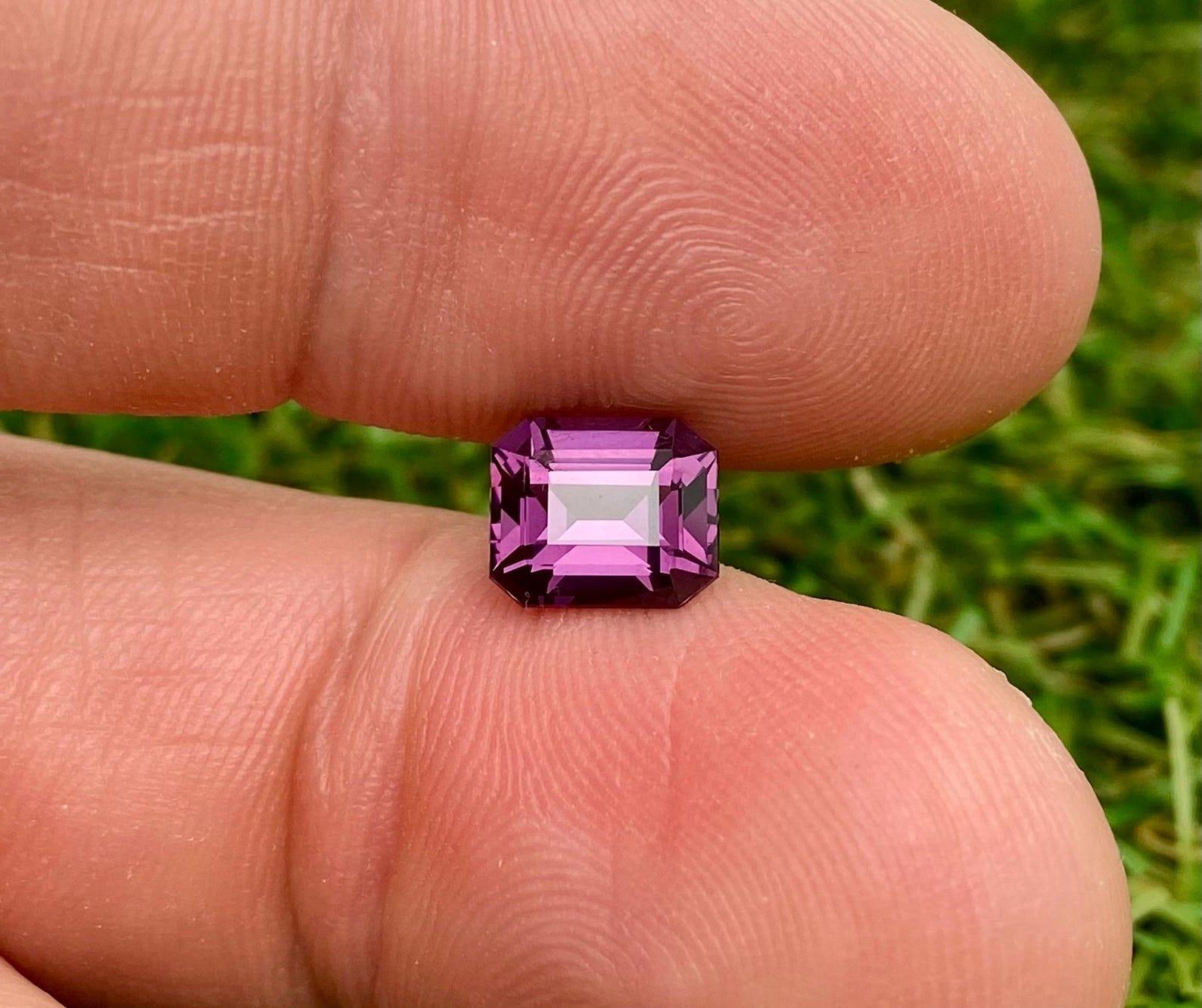 Certified Natural VS quality 2.45 Ct., Purple Spinel Loose gemstone, Octagon cut im Angebot 4