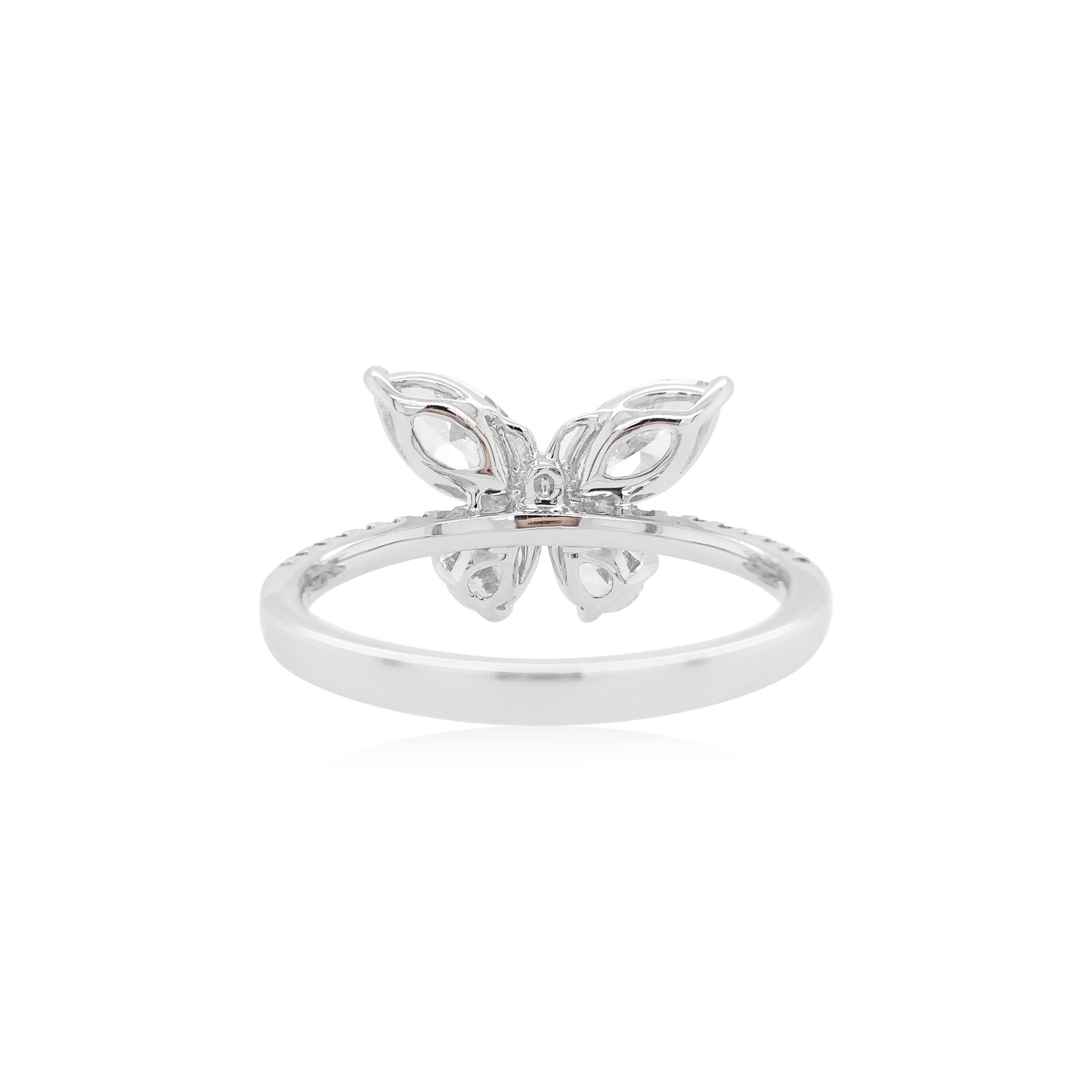 Cette bague unique en platine au motif papillon présente des diamants blancs scintillants de forme marquise et poire au cœur du design. Unique et saisissante, cette bague exceptionnelle ajoutera une touche de grand glamour à tous les