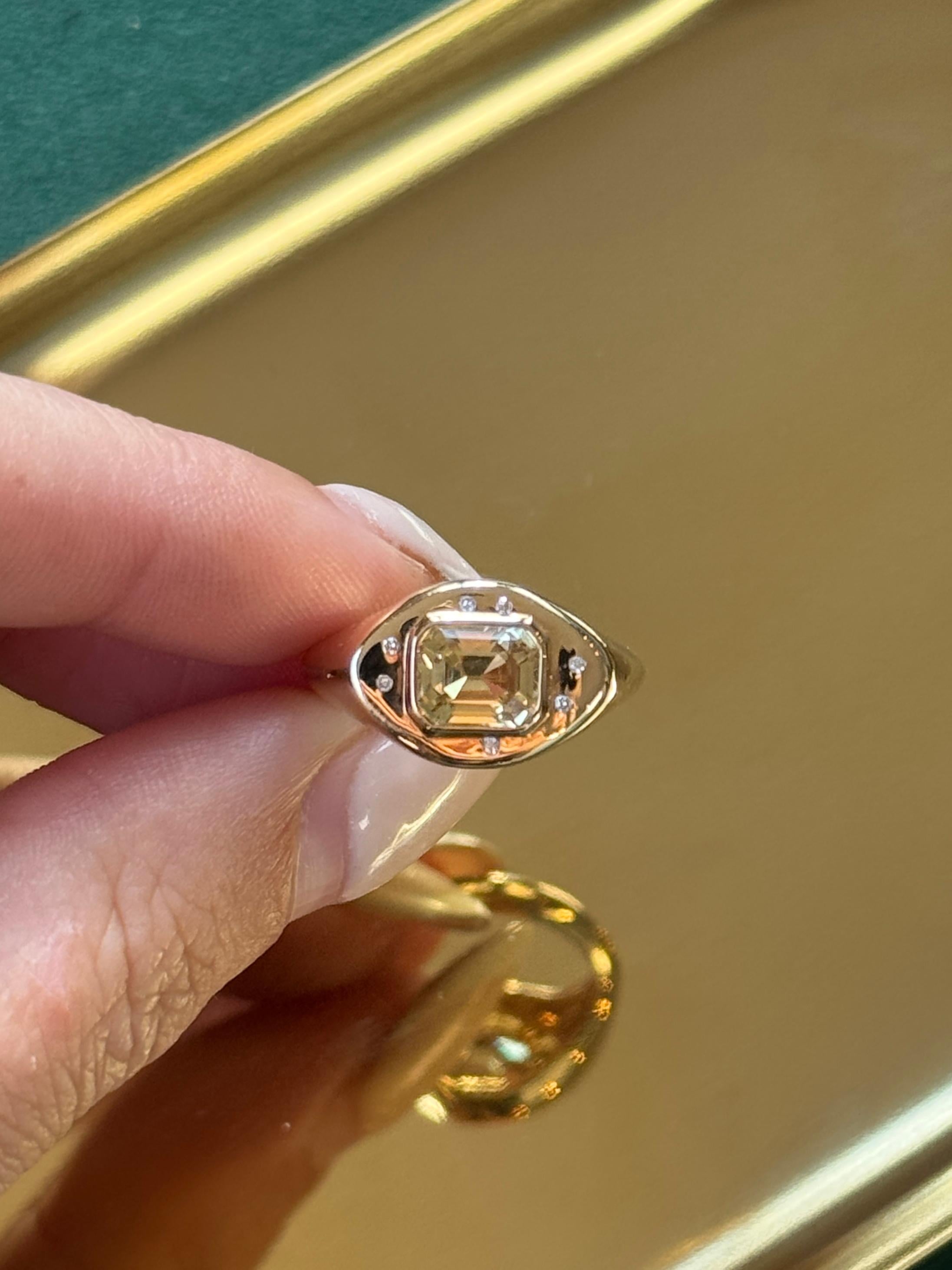 Taglio smeraldo Anello con zaffiro giallo certificato Nature in vendita